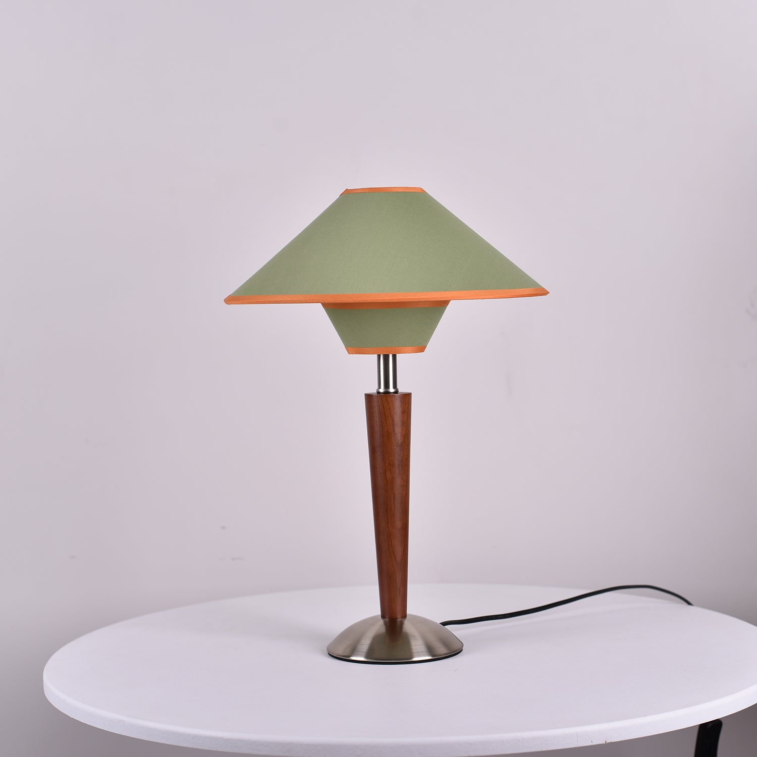 Houten Tafellamp met Stoffen Kap – Walnoot of Nikkel – Warm Modern Design – E26/E27 – Plug-in met Schakelaar | Sansoti