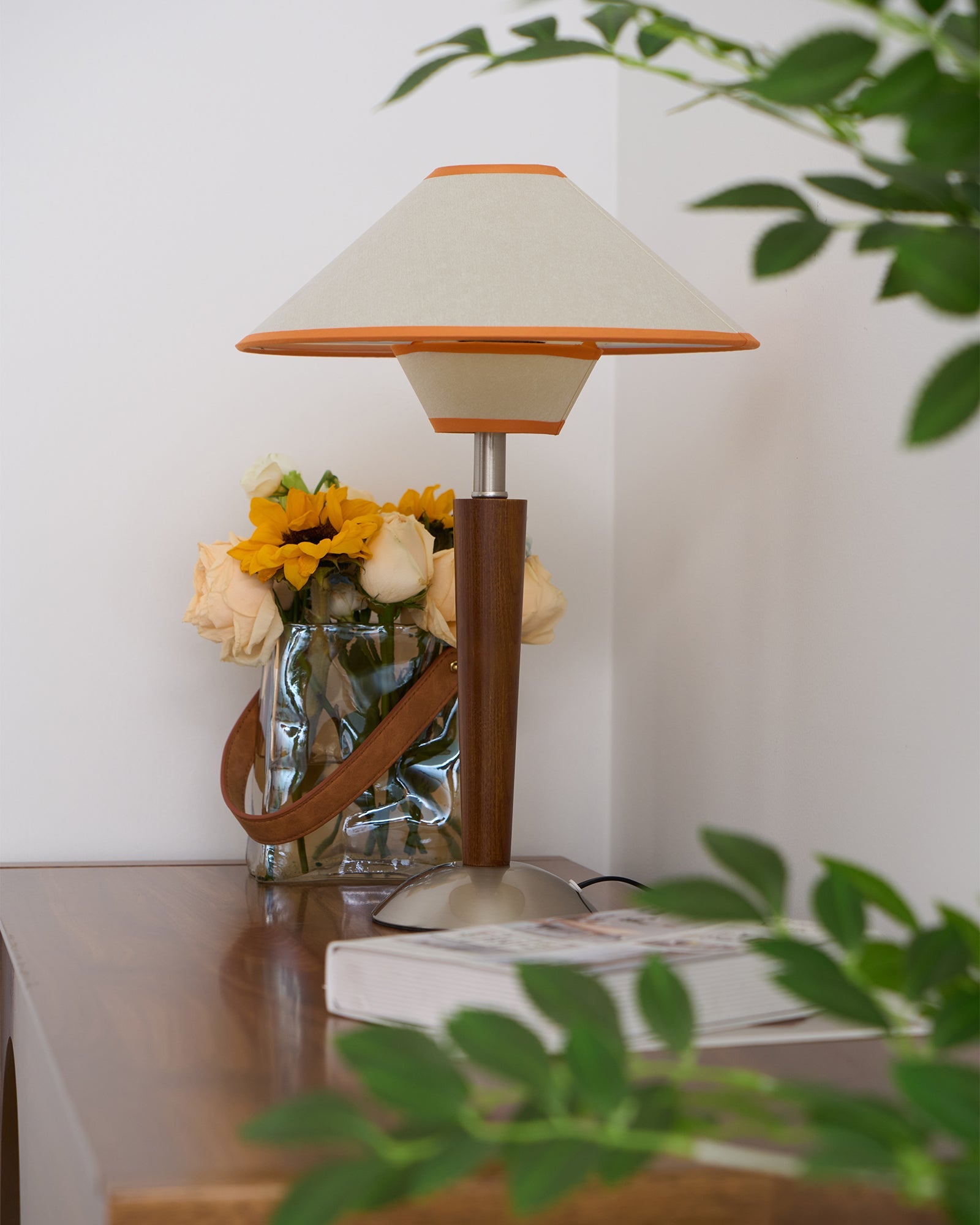 Houten Tafellamp met Stoffen Kap – Walnoot of Nikkel – Warm Modern Design – E26/E27 – Plug-in met Schakelaar | Sansoti