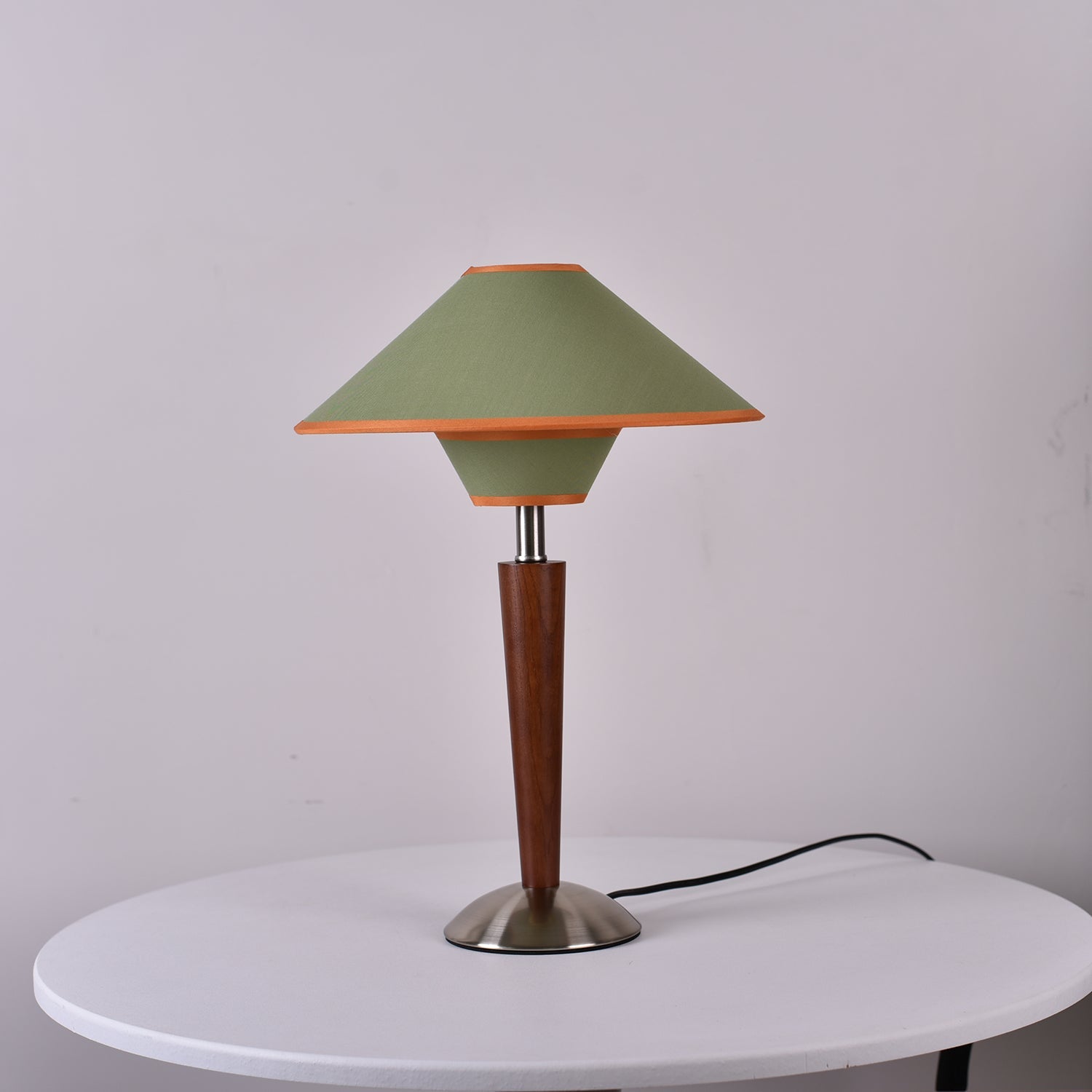 Houten Tafellamp met Stoffen Kap – Walnoot of Nikkel – Warm Modern Design – E26/E27 – Plug-in met Schakelaar | Sansoti