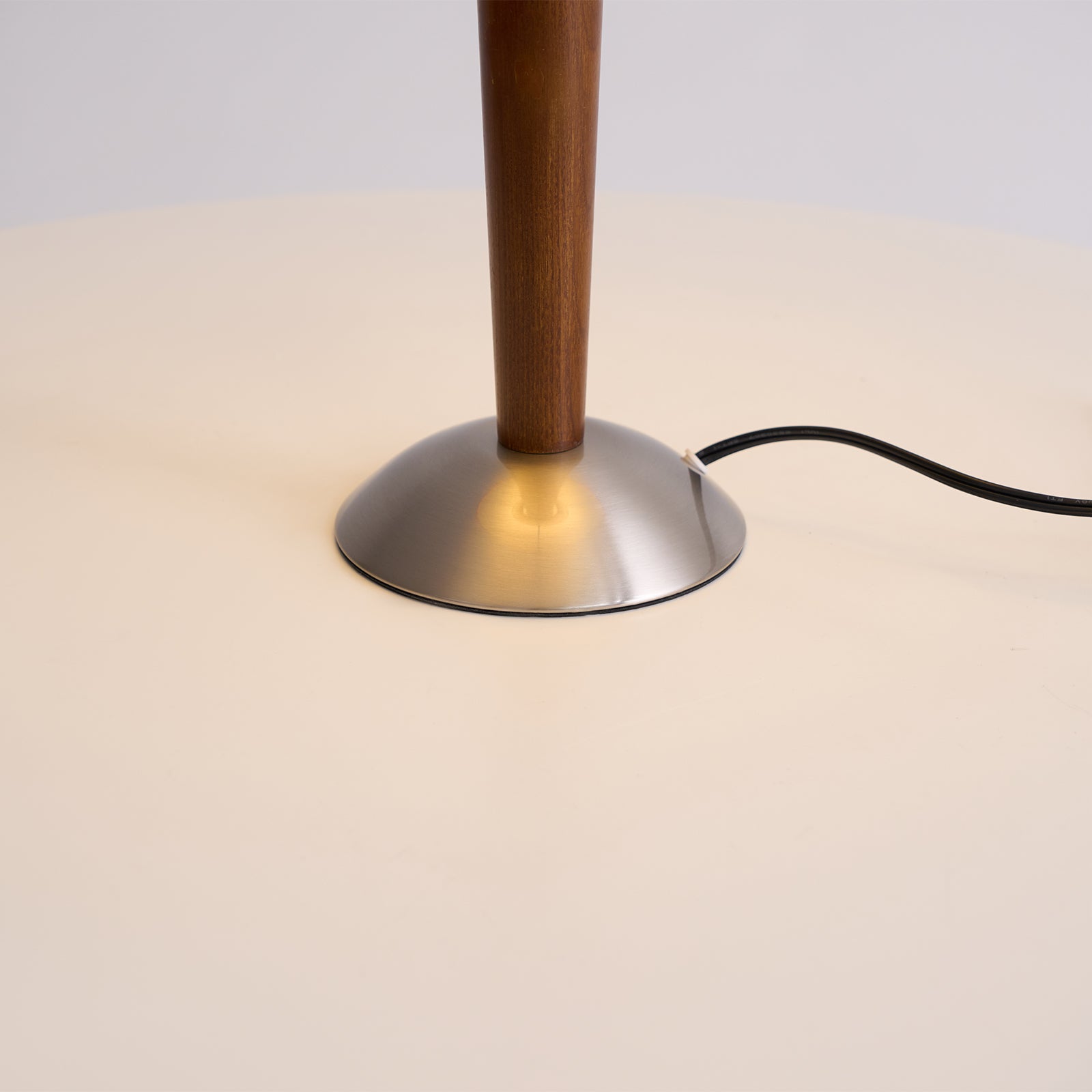 Houten Tafellamp met Stoffen Kap – Walnoot of Nikkel – Warm Modern Design – E26/E27 – Plug-in met Schakelaar | Sansoti