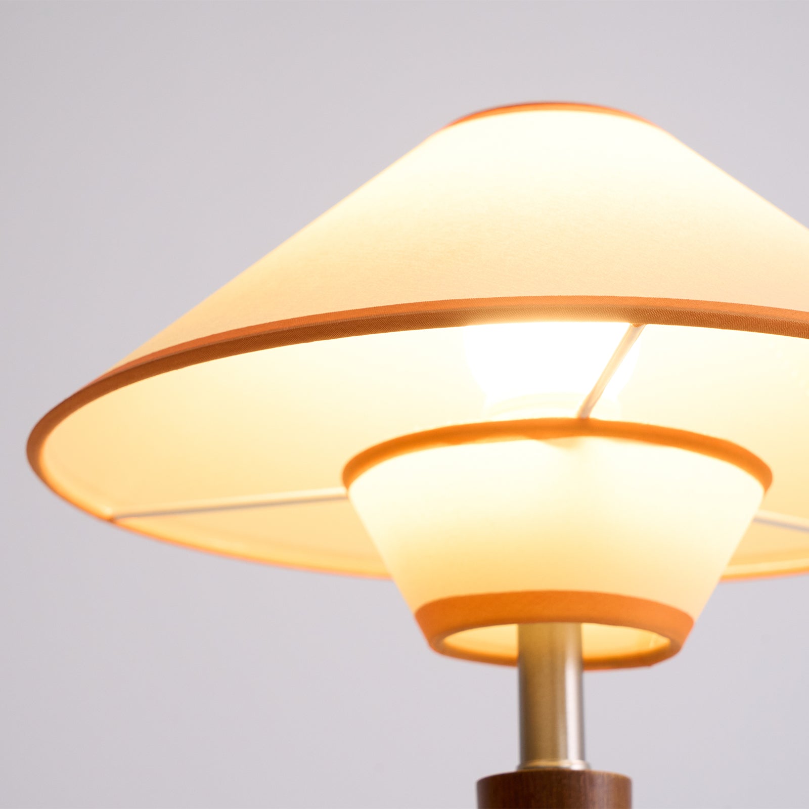 Houten Tafellamp met Stoffen Kap – Walnoot of Nikkel – Warm Modern Design – E26/E27 – Plug-in met Schakelaar | Sansoti