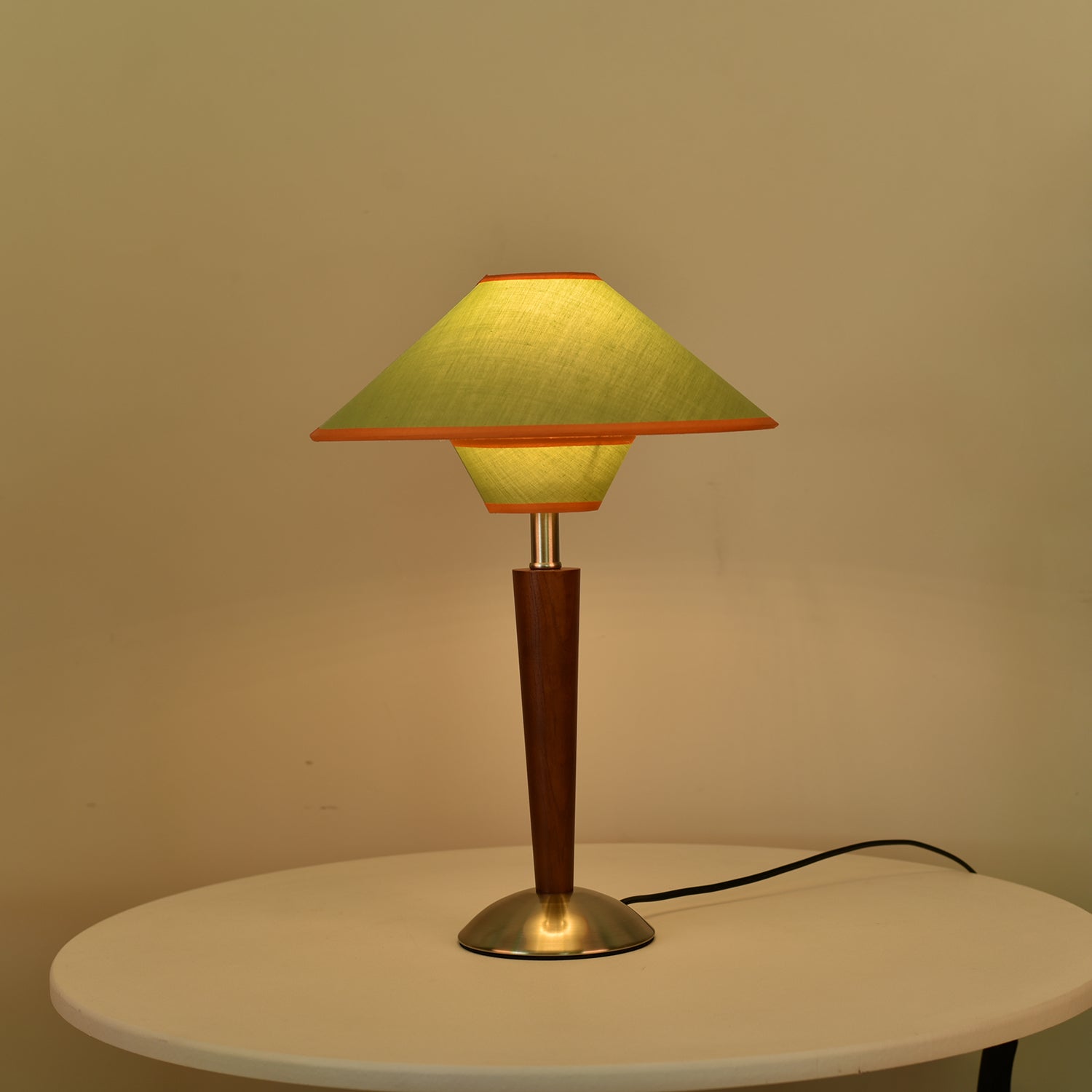 Houten Tafellamp met Stoffen Kap – Walnoot of Nikkel – Warm Modern Design – E26/E27 – Plug-in met Schakelaar | Sansoti