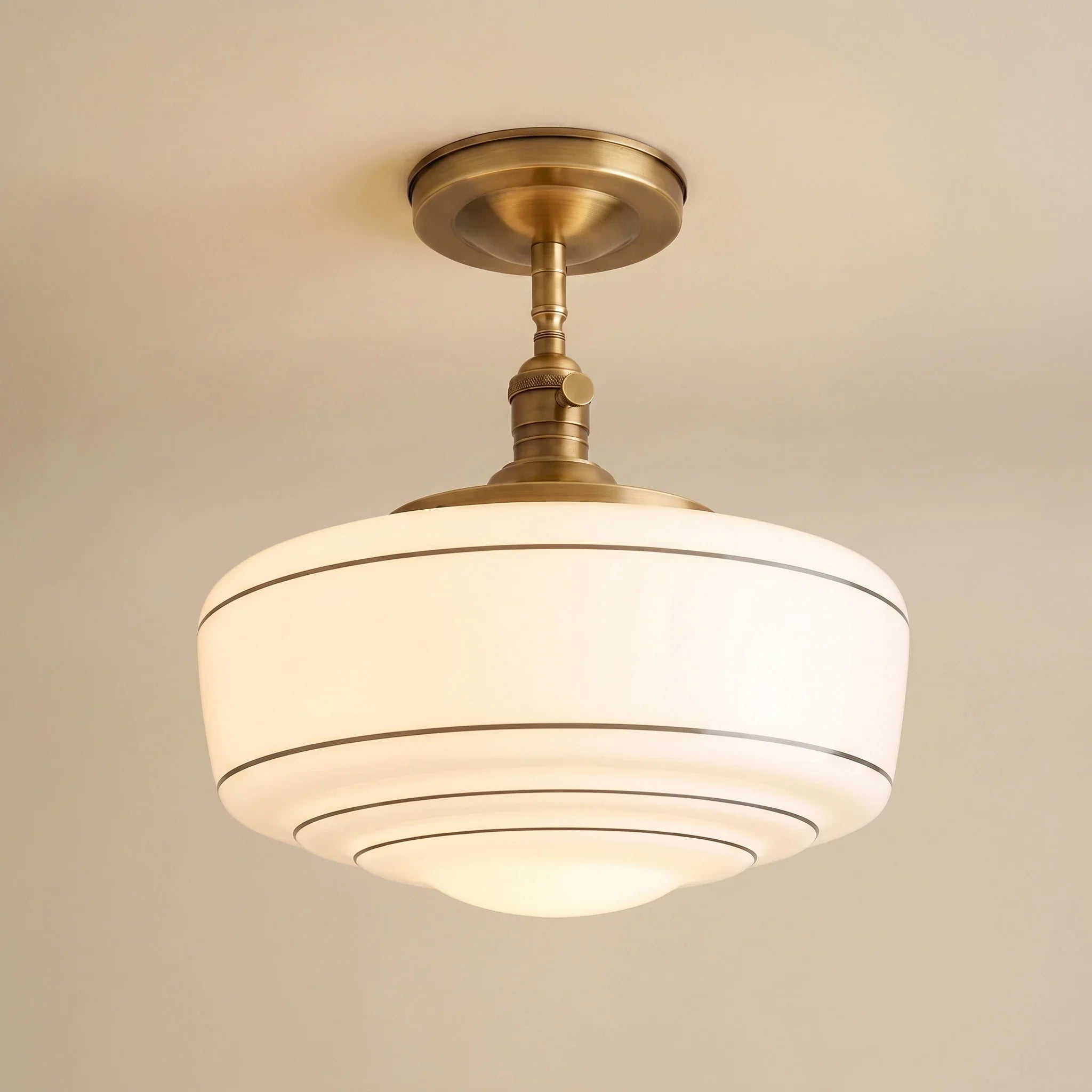 Ronde Plafondlamp met Gestreepte Glazen Kap en Messing Fitting – Scandinavische Flush Mount Verlichting | Sansoti