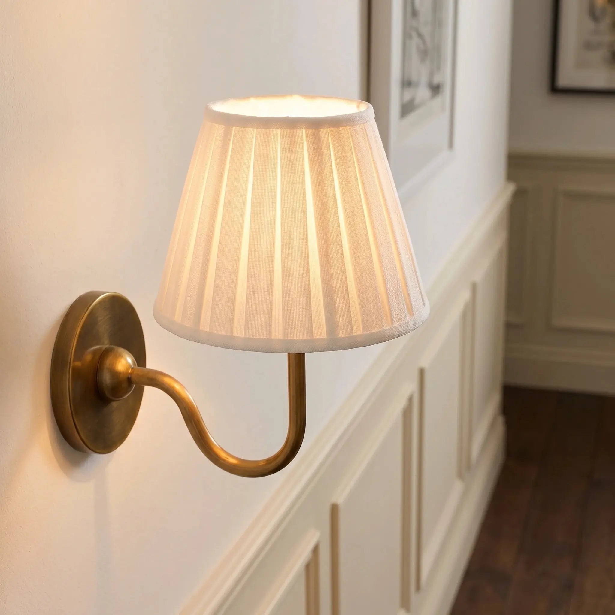 Wandlamp met Plissé Kap – Klassieke Wandverlichting Metaal & Linnen Landelijk Slaapkamer Hal Leeshoek Huis Interieur | Sansoti