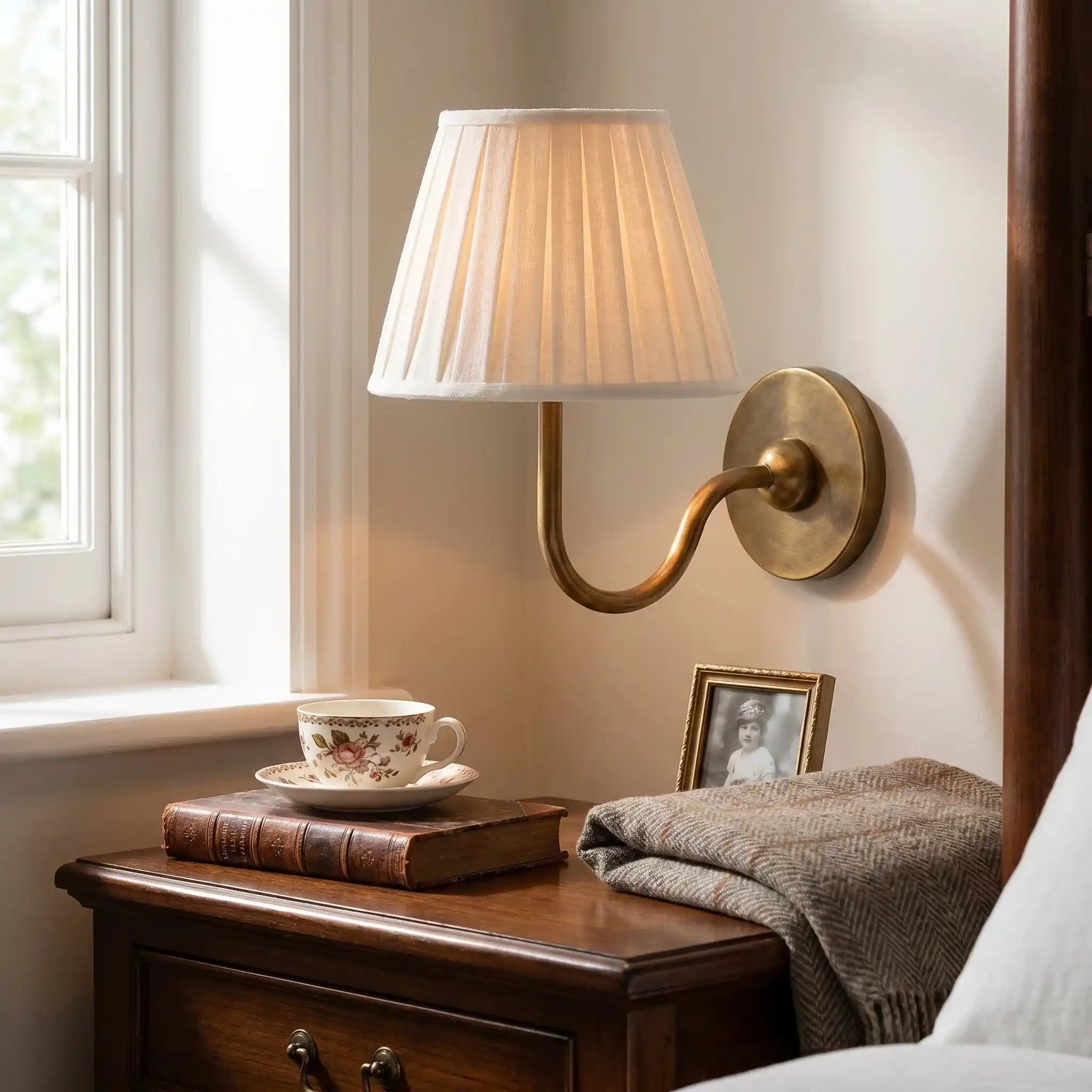 Wandlamp met Plissé Kap – Klassieke Wandverlichting Metaal & Linnen Landelijk Slaapkamer Hal Leeshoek Huis Interieur | Sansoti