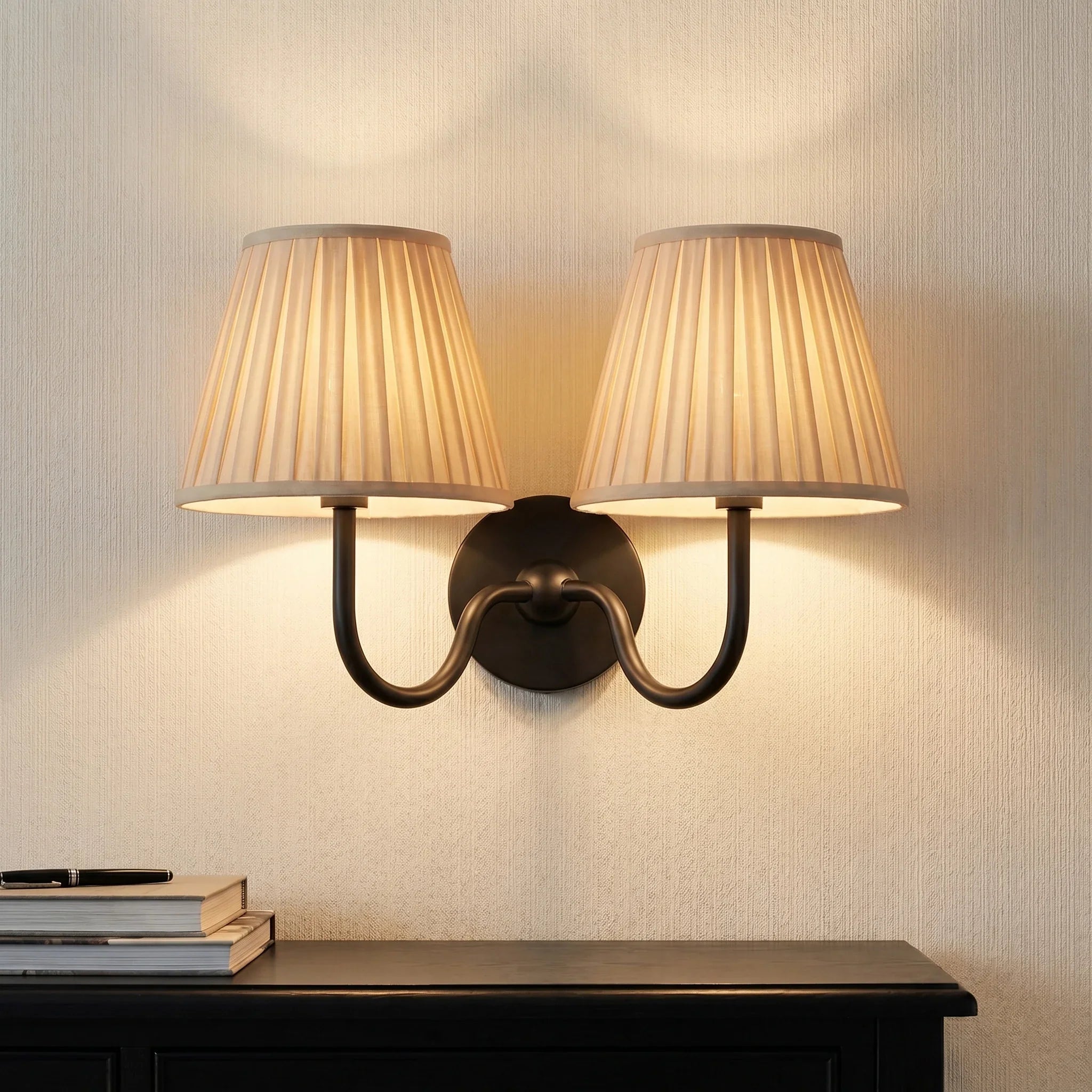 Wandlamp met Plissé Kap – Klassieke Wandverlichting Metaal & Linnen Landelijk Slaapkamer Hal Leeshoek Huis Interieur | Sansoti