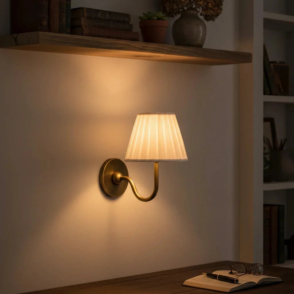 Wandlamp met Plissé Kap – Klassieke Wandverlichting Metaal & Linnen Landelijk Slaapkamer Hal Leeshoek Huis Interieur | Sansoti