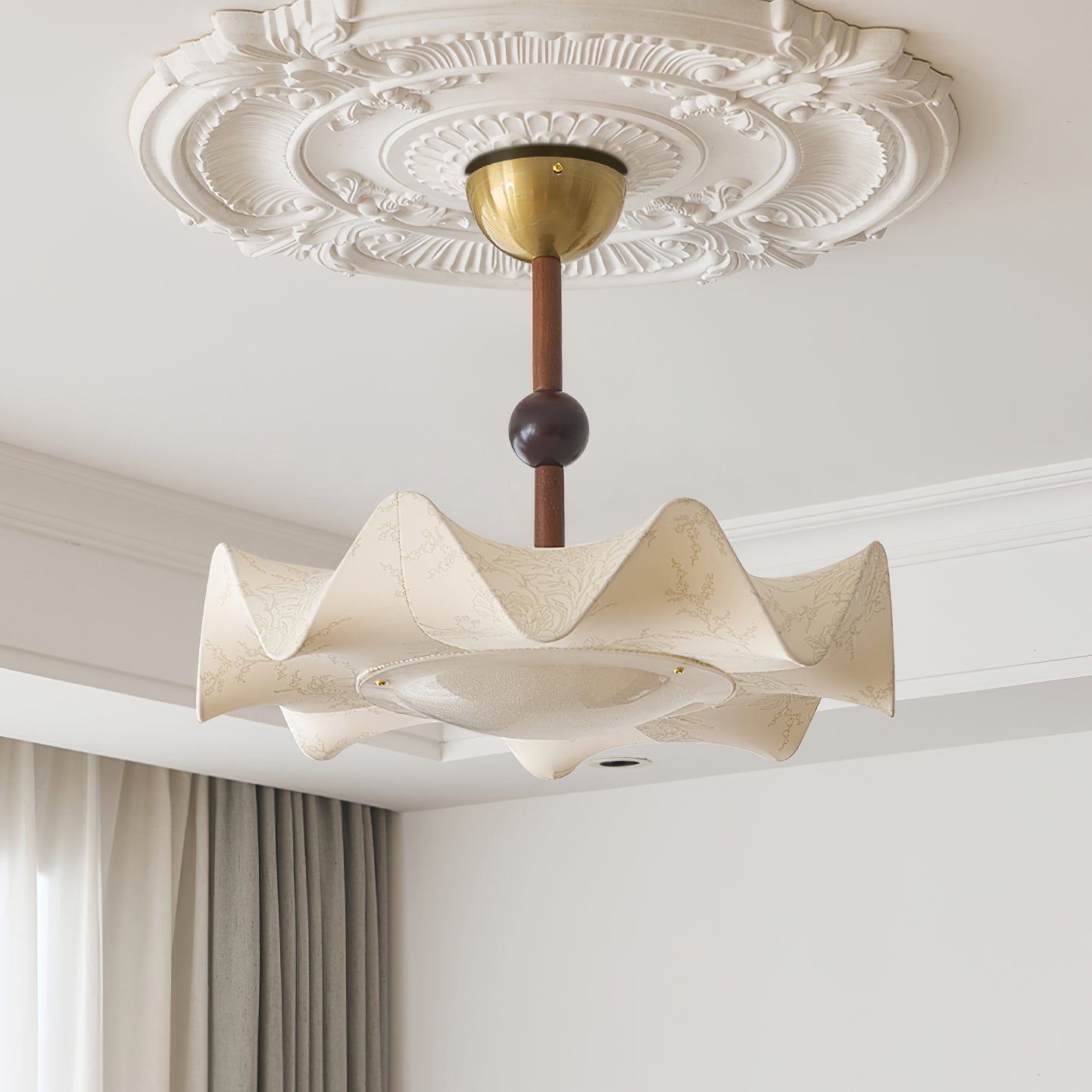 Plafondlamp met Bloemblaadjesontwerp – Walnoot & Goud – Geïntegreerde LED – Ø50cm × H44cm | Sansoti