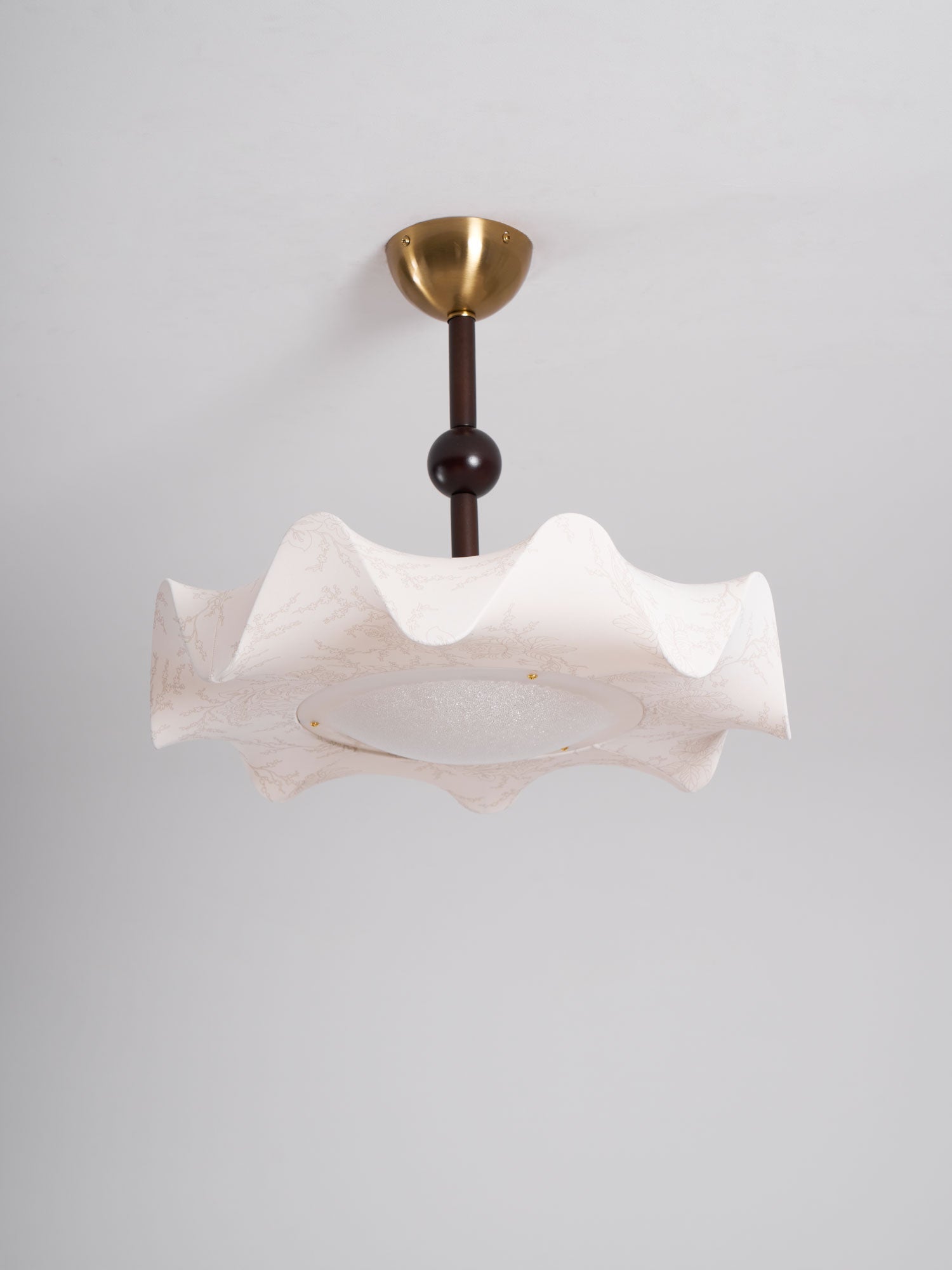 Plafondlamp met Bloemblaadjesontwerp – Walnoot & Goud – Geïntegreerde LED – Ø50cm × H44cm | Sansoti