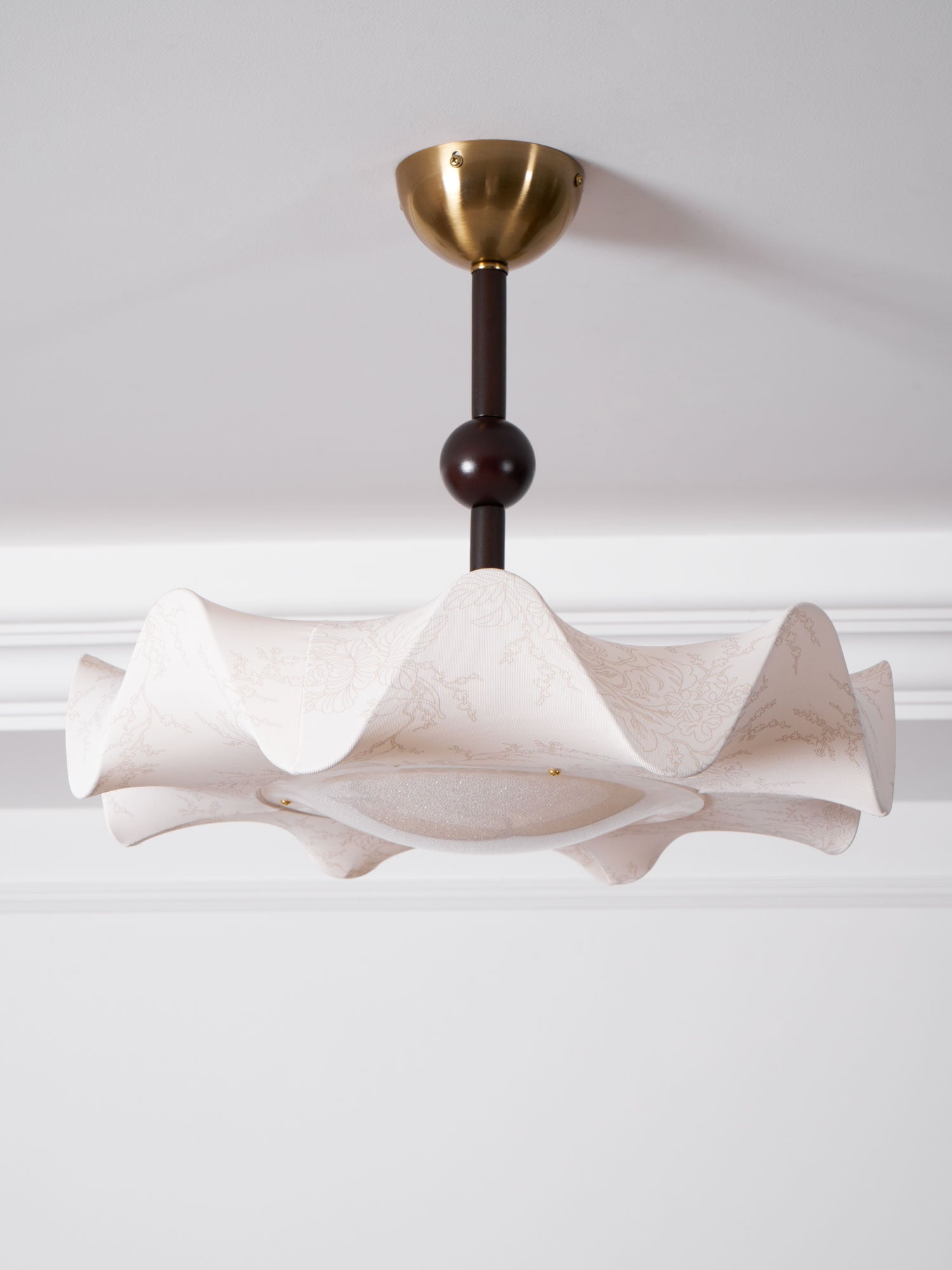 Plafondlamp met Bloemblaadjesontwerp – Walnoot & Goud – Geïntegreerde LED – Ø50cm × H44cm | Sansoti