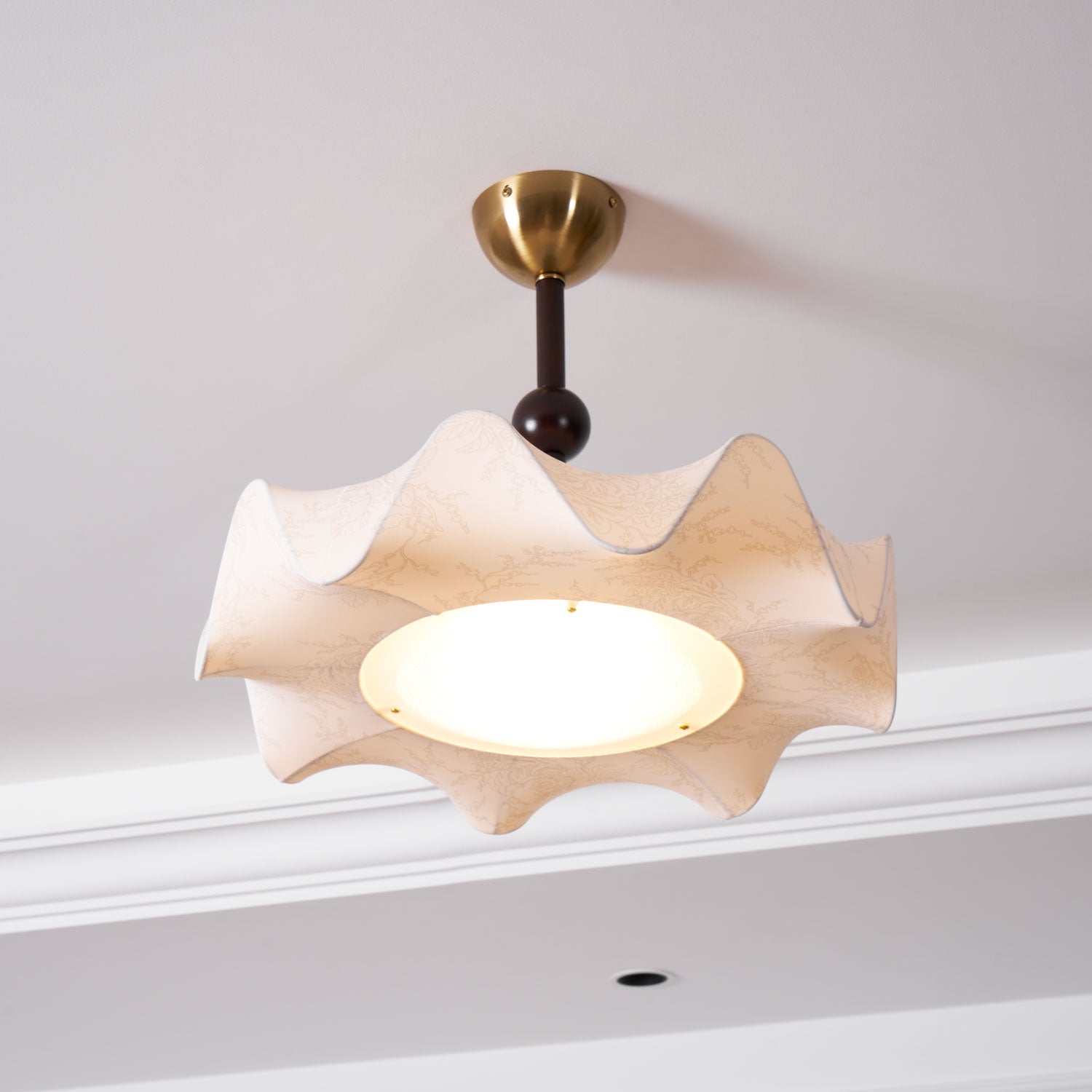 Plafondlamp met Bloemblaadjesontwerp – Walnoot & Goud – Geïntegreerde LED – Ø50cm × H44cm | Sansoti