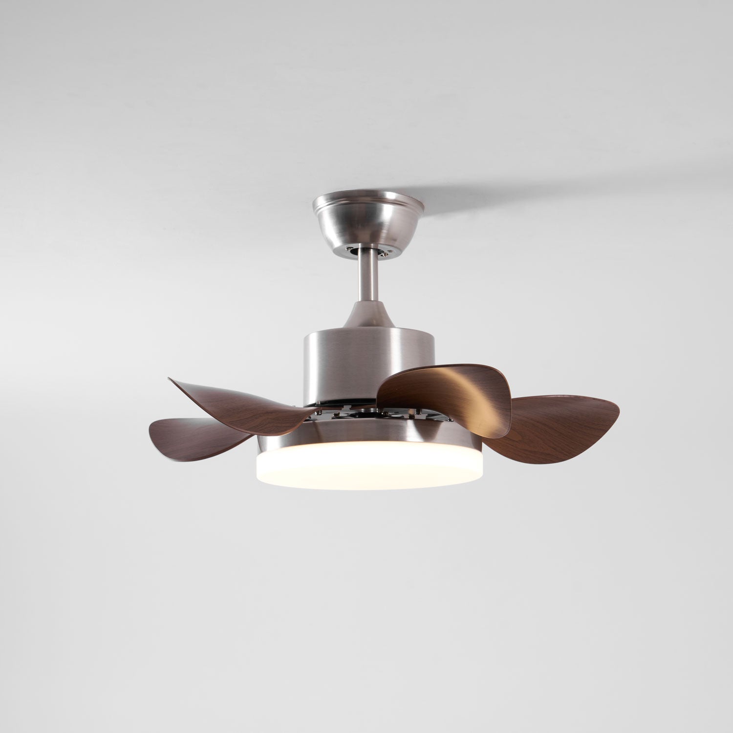 Plafondventilator Alenya met Houtlook en Geïntegreerde Verlichting Ø55cm 48W Grijsbruine Bladeren voor Alle Seizoenen | Sansoti