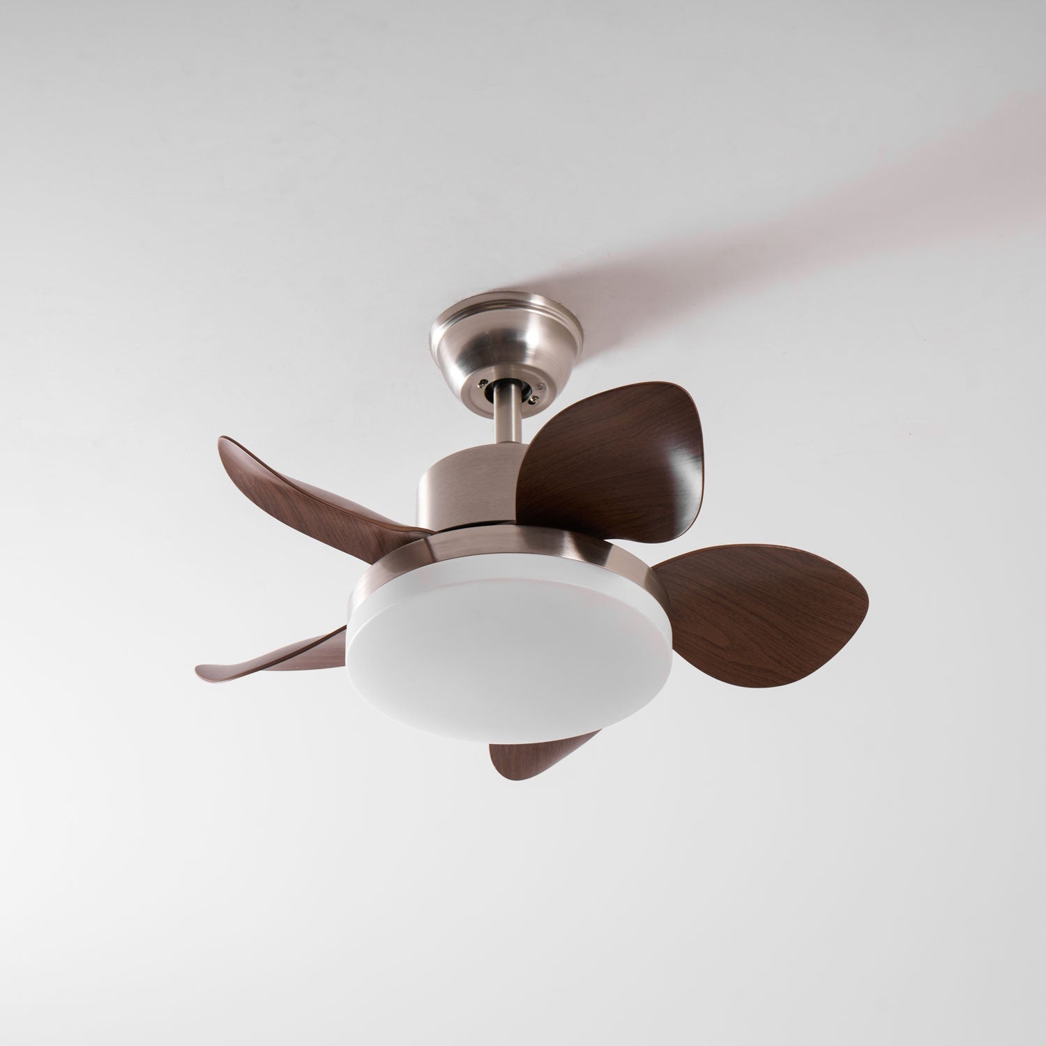 Plafondventilator Alenya met Houtlook en Geïntegreerde Verlichting Ø55cm 48W Grijsbruine Bladeren voor Alle Seizoenen | Sansoti