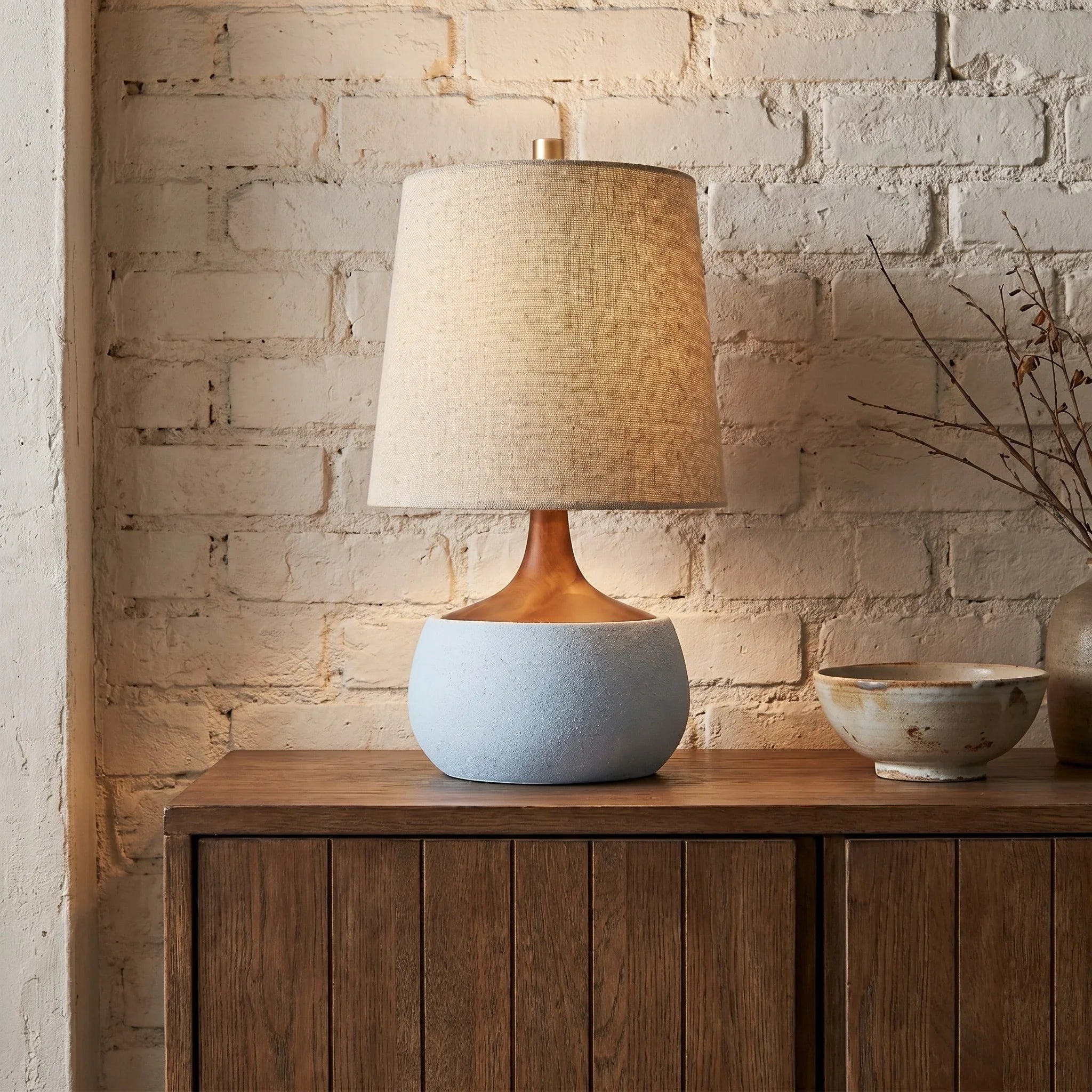 Tafellamp met Houten Voet, Linnen Kap en Cementlook Cilinder – Modern Design | Sansoti