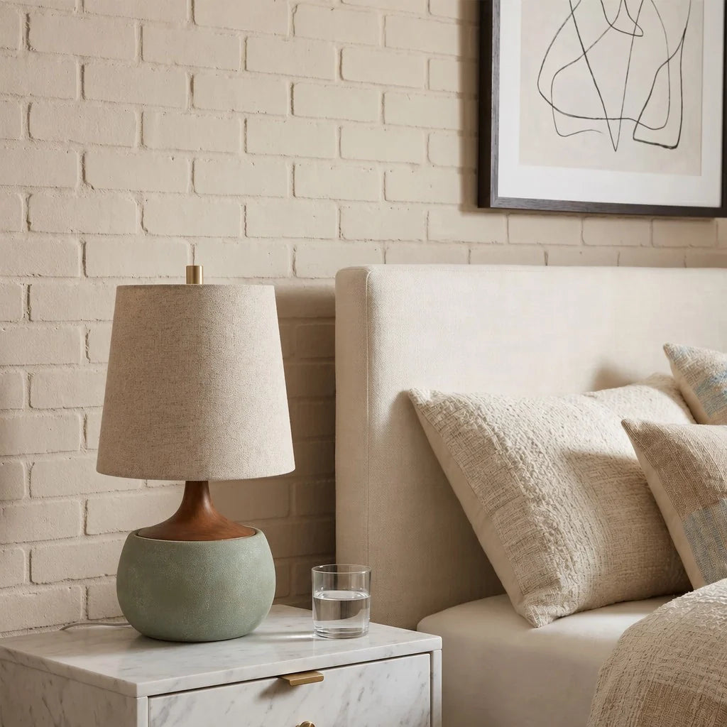 Tafellamp met Houten Voet, Linnen Kap en Cementlook Cilinder – Modern Design | Sansoti