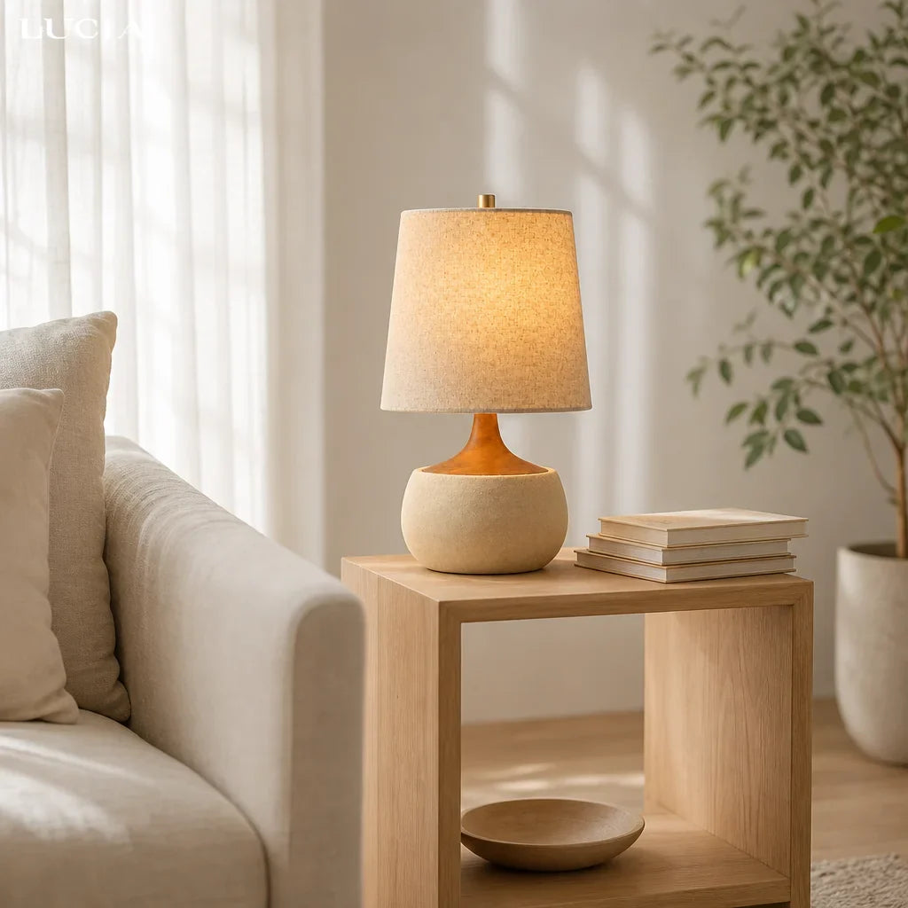 Tafellamp met Houten Voet, Linnen Kap en Cementlook Cilinder – Modern Design | Sansoti