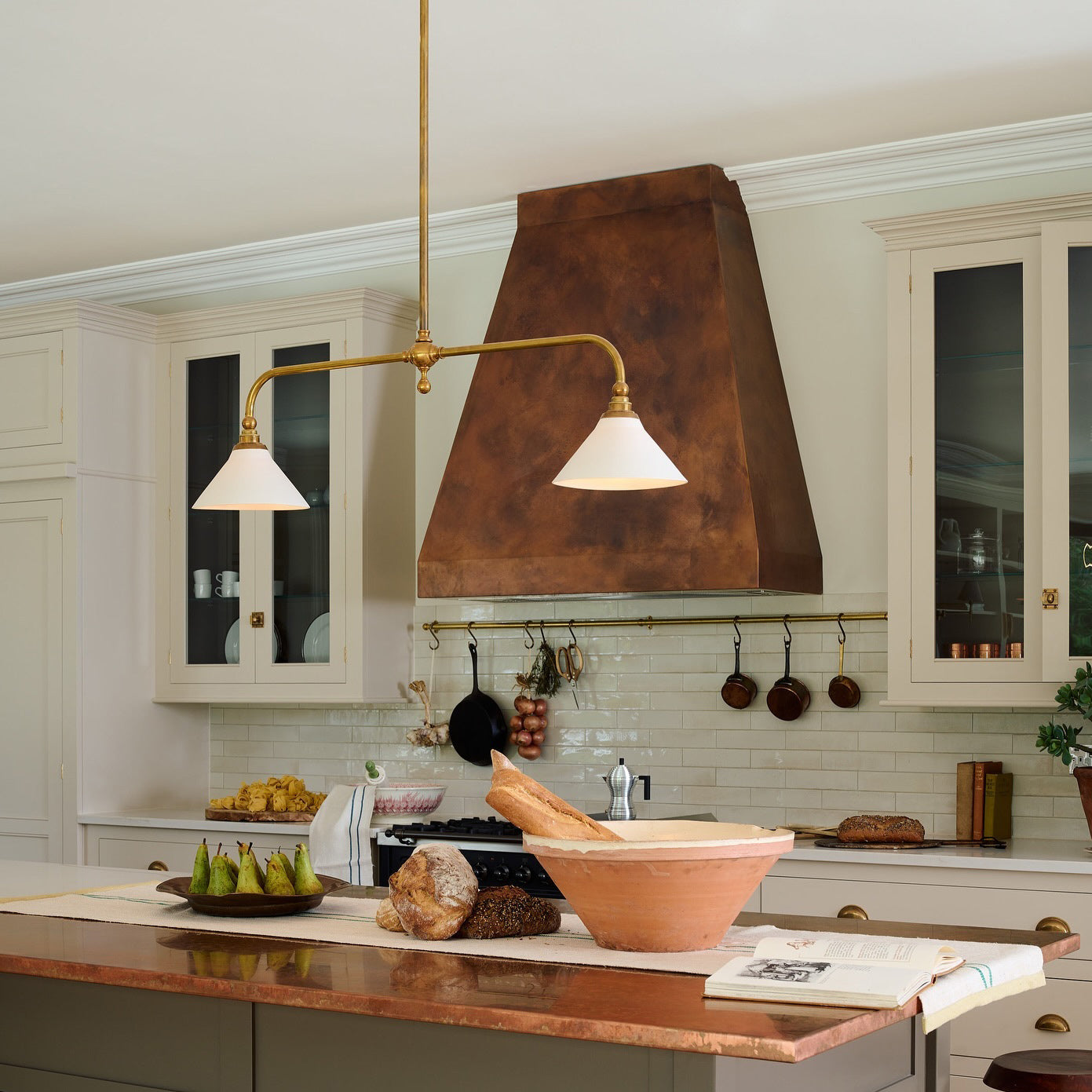 Luxe Design Hanglamp Met Witte Glazen Kappen Voor Eettafel En Keukeneiland In Messing Afwerking | Sansoti