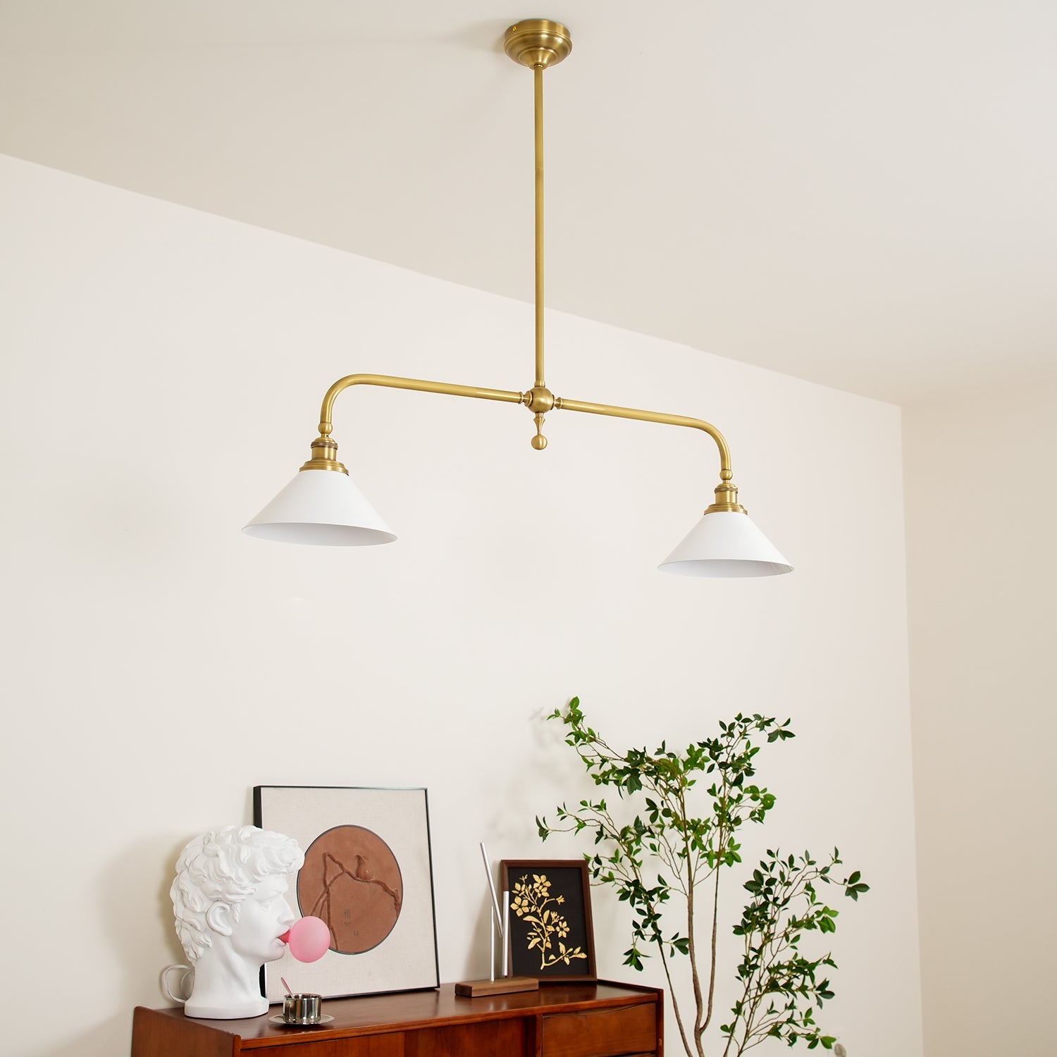 Luxe Design Hanglamp Met Witte Glazen Kappen Voor Eettafel En Keukeneiland In Messing Afwerking | Sansoti