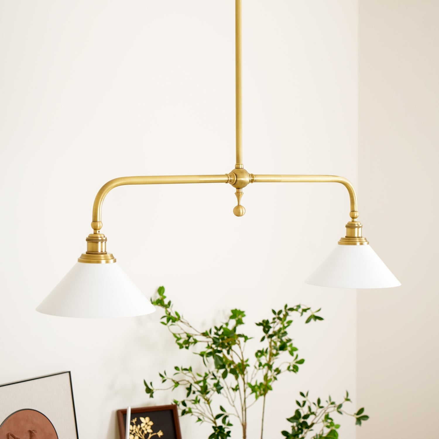 Luxe Design Hanglamp Met Witte Glazen Kappen Voor Eettafel En Keukeneiland In Messing Afwerking | Sansoti