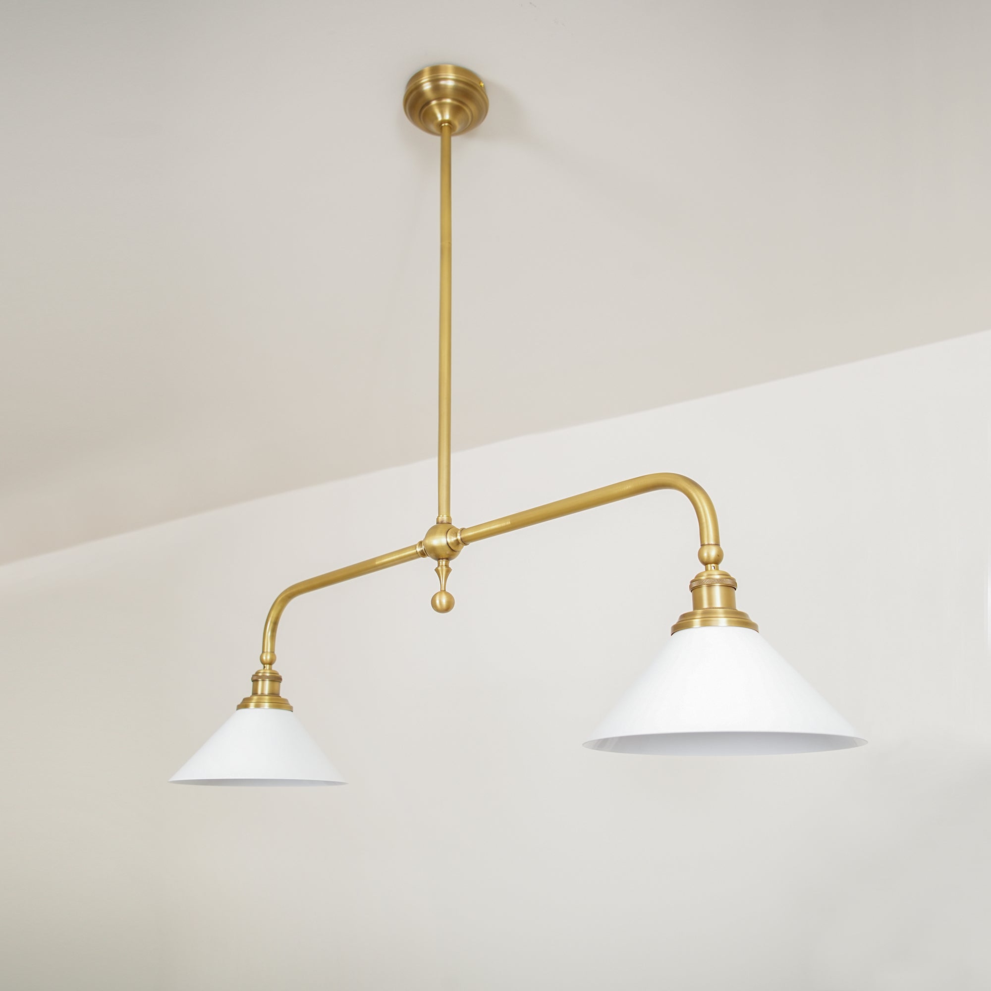 Luxe Design Hanglamp Met Witte Glazen Kappen Voor Eettafel En Keukeneiland In Messing Afwerking | Sansoti
