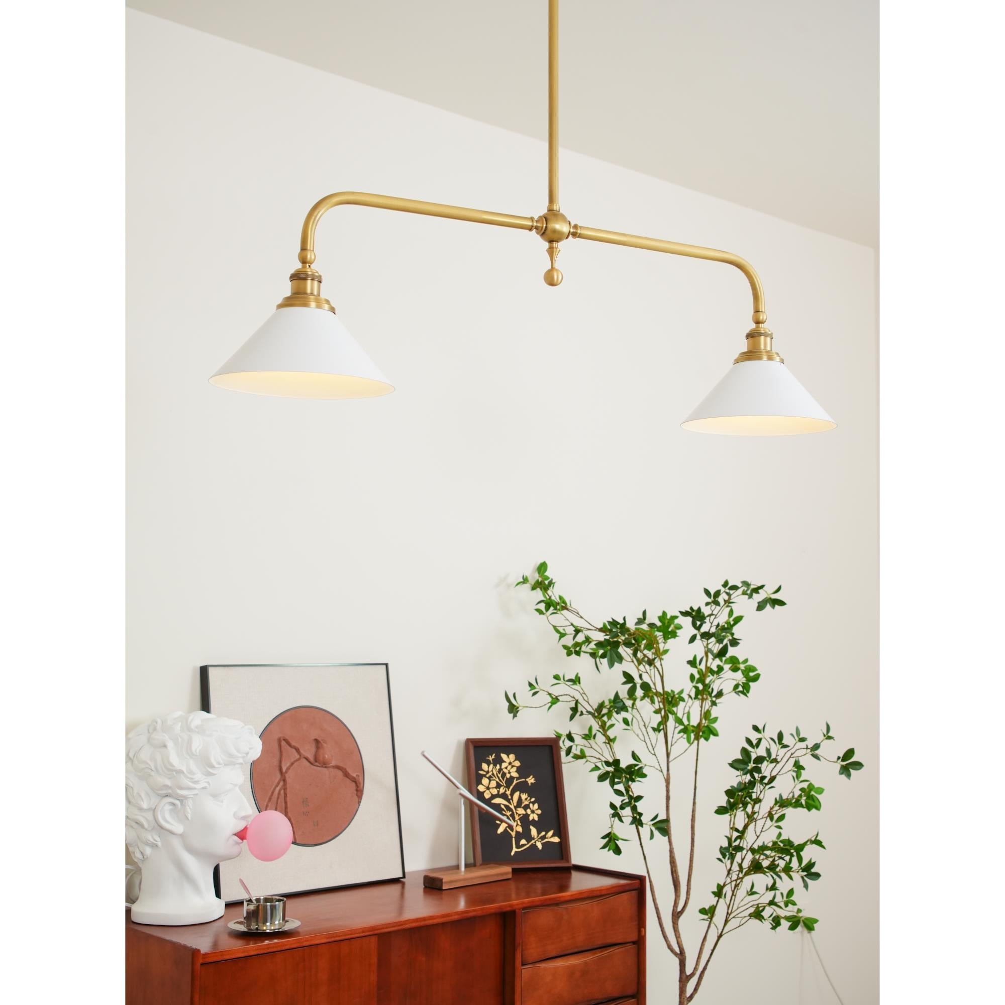 Luxe Design Hanglamp Met Witte Glazen Kappen Voor Eettafel En Keukeneiland In Messing Afwerking | Sansoti