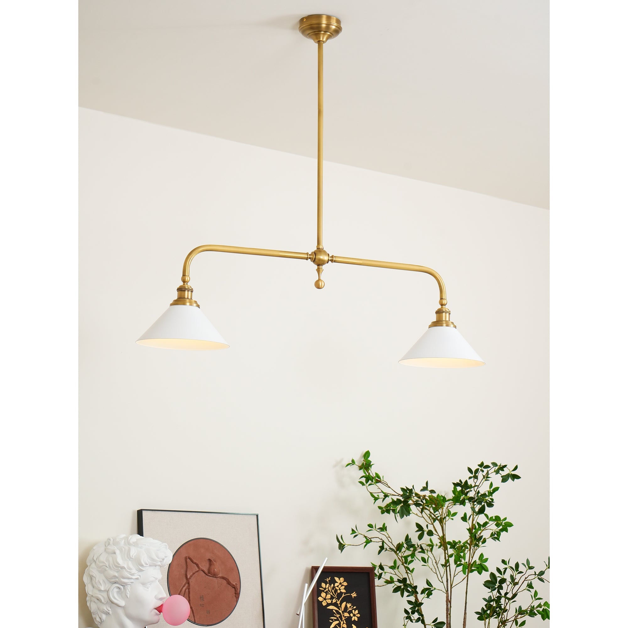 Luxe Design Hanglamp Met Witte Glazen Kappen Voor Eettafel En Keukeneiland In Messing Afwerking | Sansoti