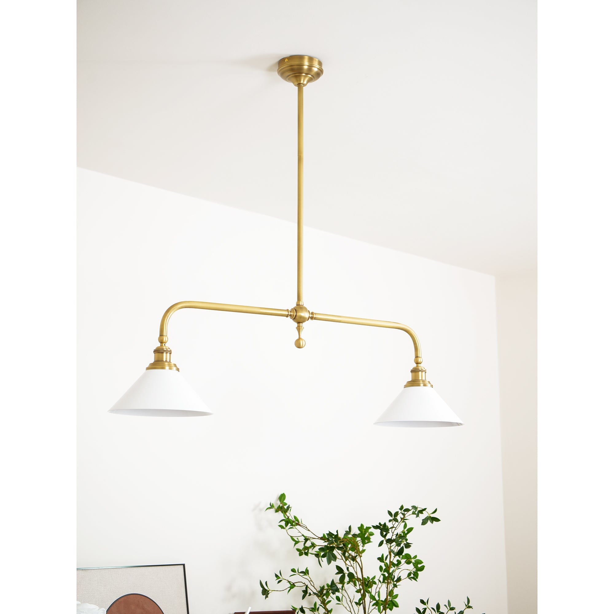 Luxe Design Hanglamp Met Witte Glazen Kappen Voor Eettafel En Keukeneiland In Messing Afwerking | Sansoti