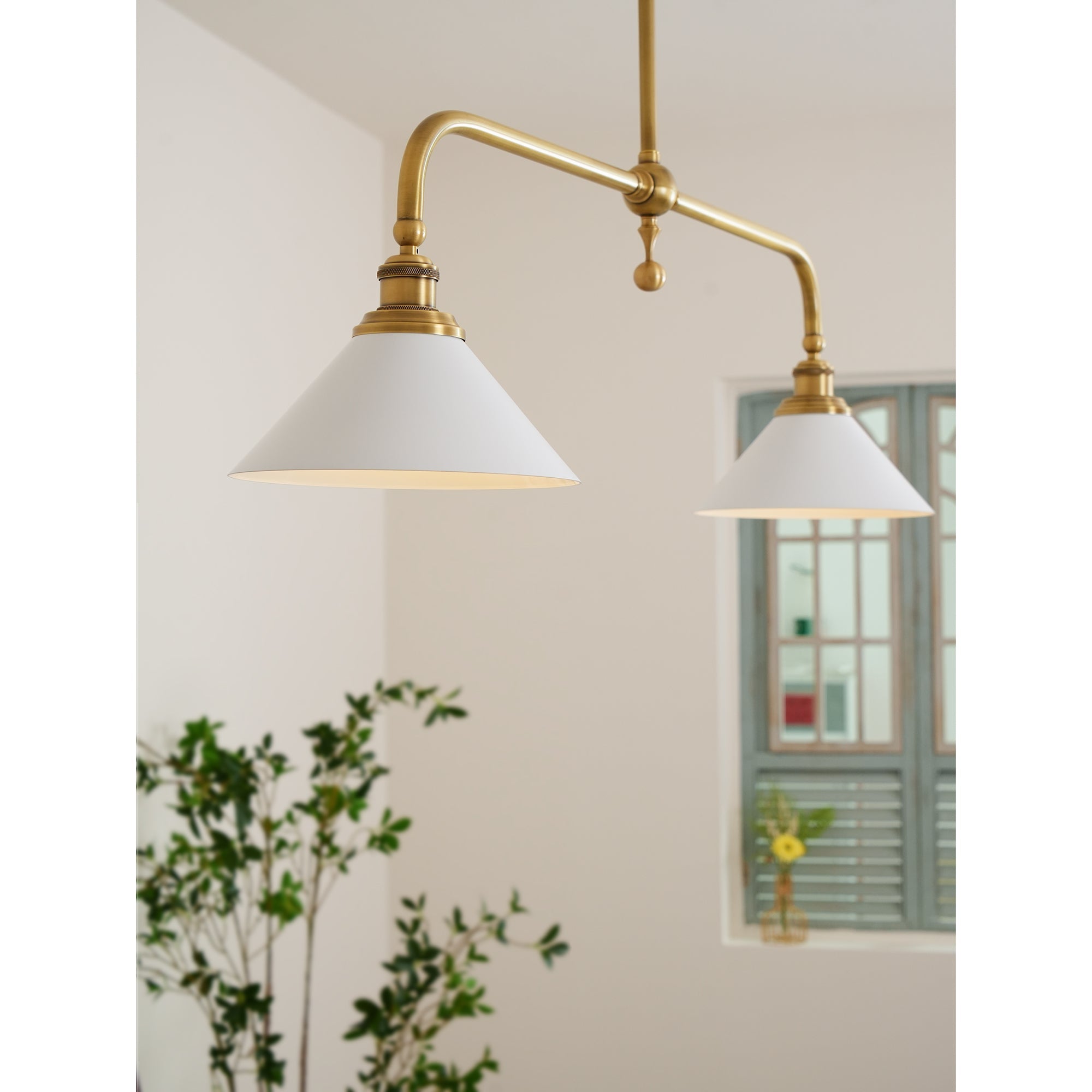 Luxe Design Hanglamp Met Witte Glazen Kappen Voor Eettafel En Keukeneiland In Messing Afwerking | Sansoti