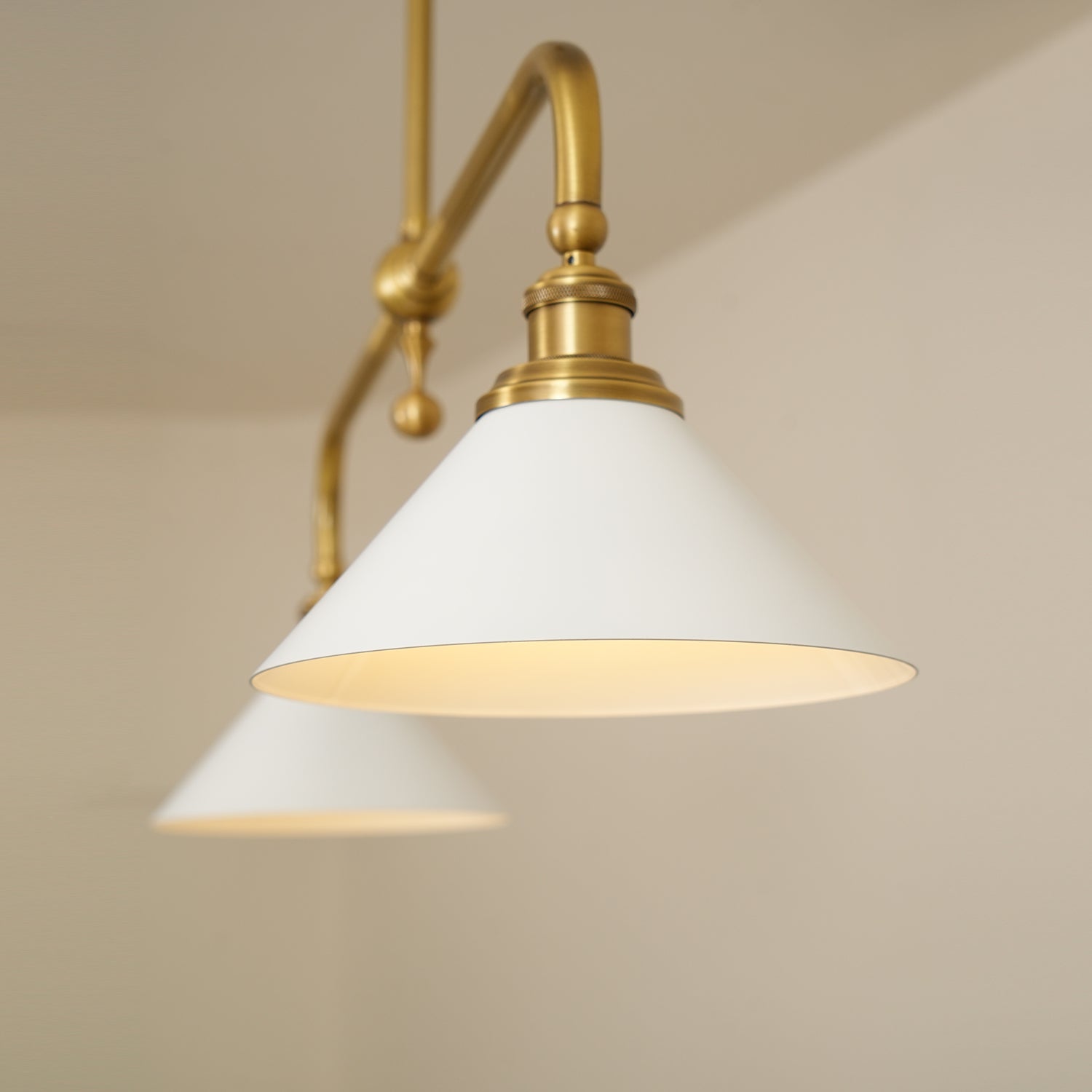 Luxe Design Hanglamp Met Witte Glazen Kappen Voor Eettafel En Keukeneiland In Messing Afwerking | Sansoti