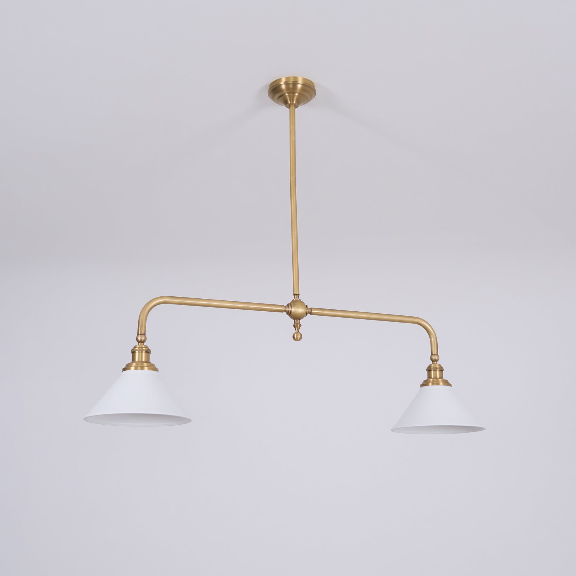 Luxe Design Hanglamp Met Witte Glazen Kappen Voor Eettafel En Keukeneiland In Messing Afwerking | Sansoti