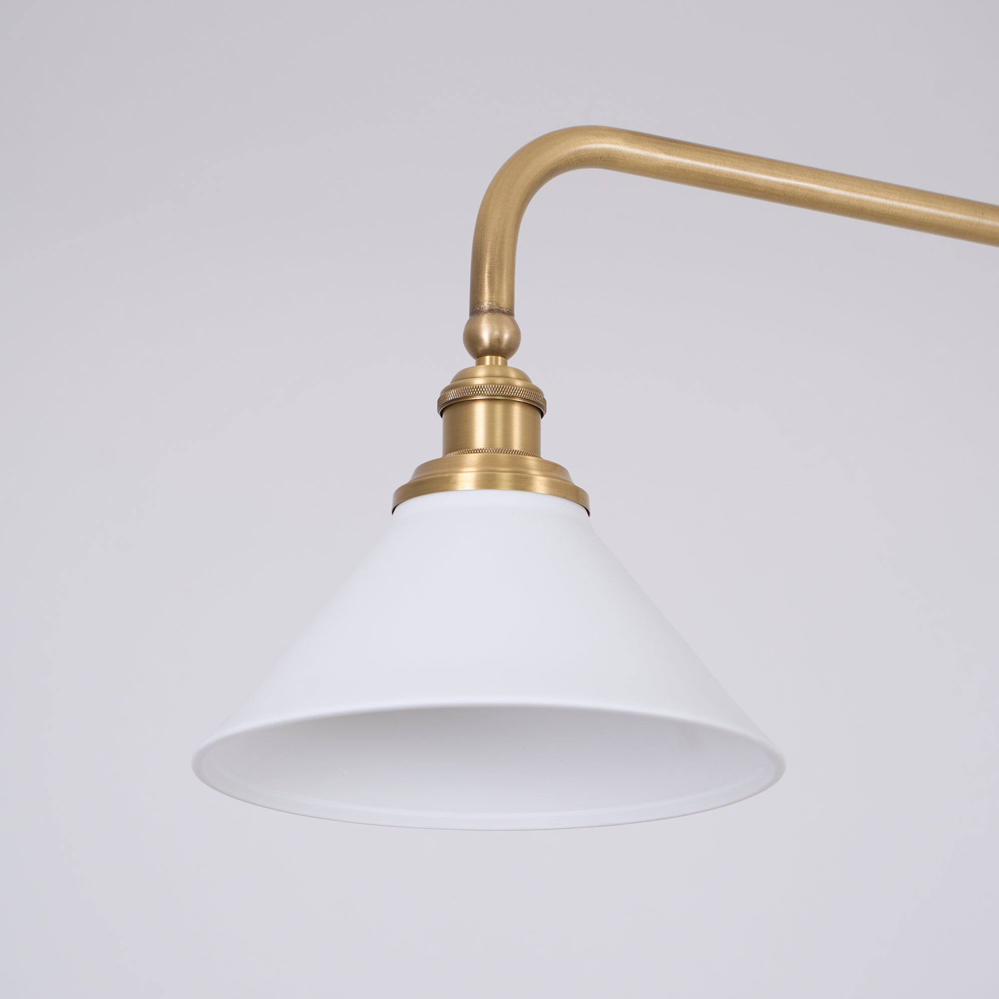 Luxe Design Hanglamp Met Witte Glazen Kappen Voor Eettafel En Keukeneiland In Messing Afwerking | Sansoti