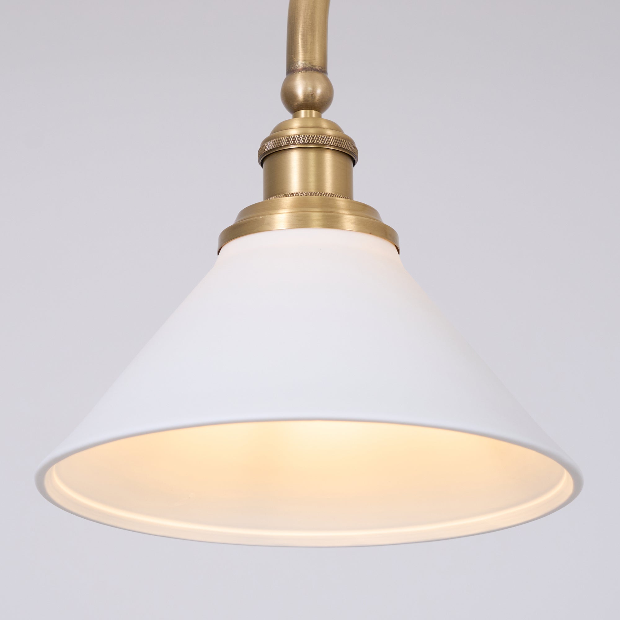 Luxe Design Hanglamp Met Witte Glazen Kappen Voor Eettafel En Keukeneiland In Messing Afwerking | Sansoti
