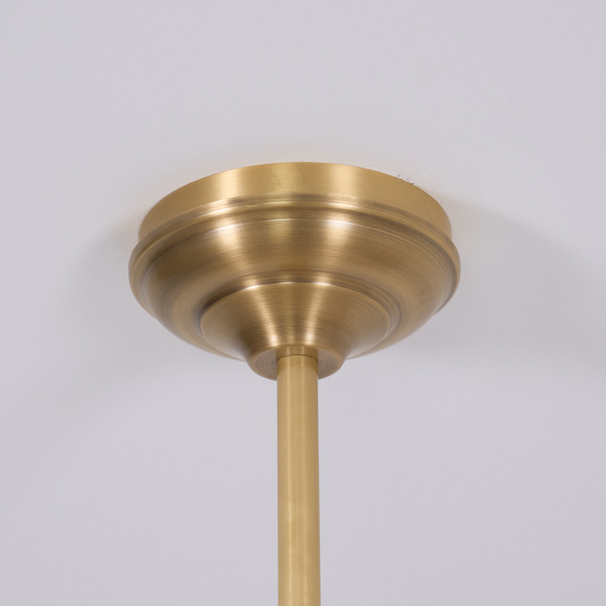 Luxe Design Hanglamp Met Witte Glazen Kappen Voor Eettafel En Keukeneiland In Messing Afwerking | Sansoti