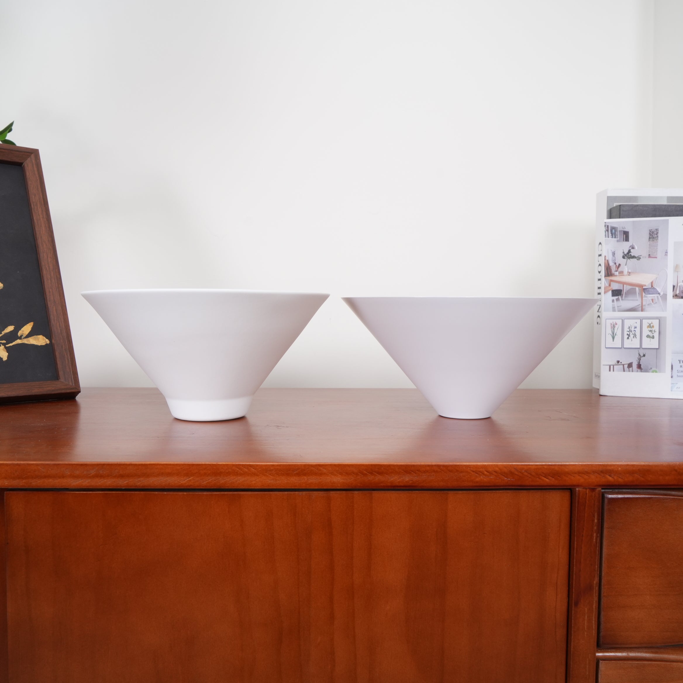 Luxe Design Hanglamp Met Witte Glazen Kappen Voor Eettafel En Keukeneiland In Messing Afwerking | Sansoti