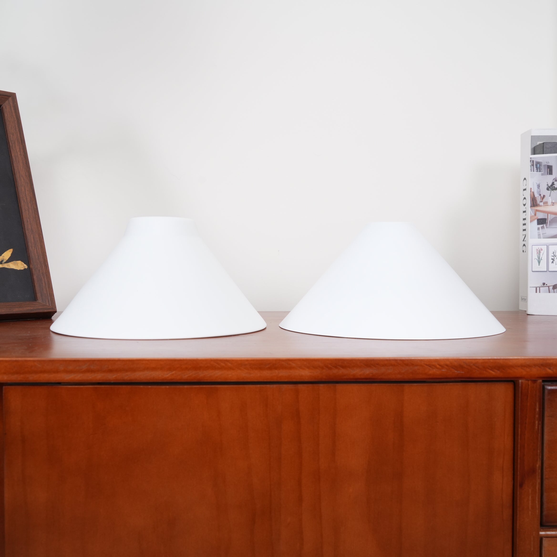 Luxe Design Hanglamp Met Witte Glazen Kappen Voor Eettafel En Keukeneiland In Messing Afwerking | Sansoti