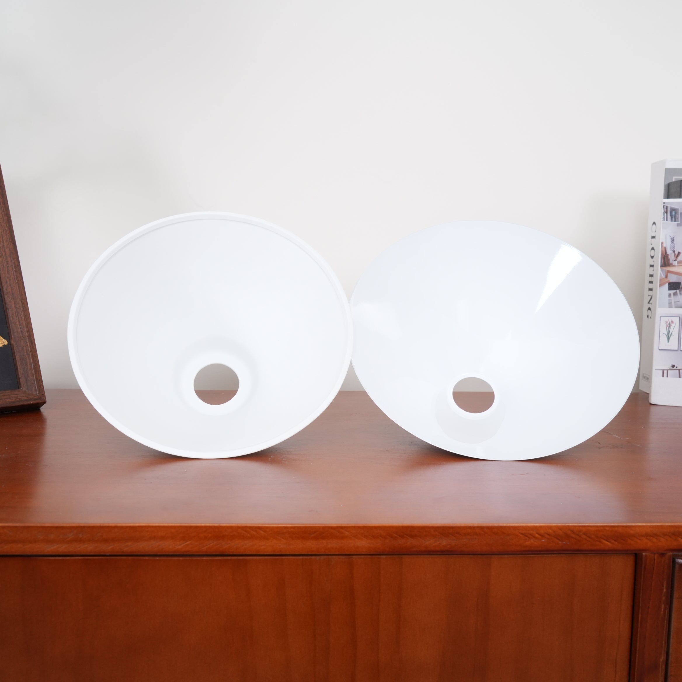 Luxe Design Hanglamp Met Witte Glazen Kappen Voor Eettafel En Keukeneiland In Messing Afwerking | Sansoti