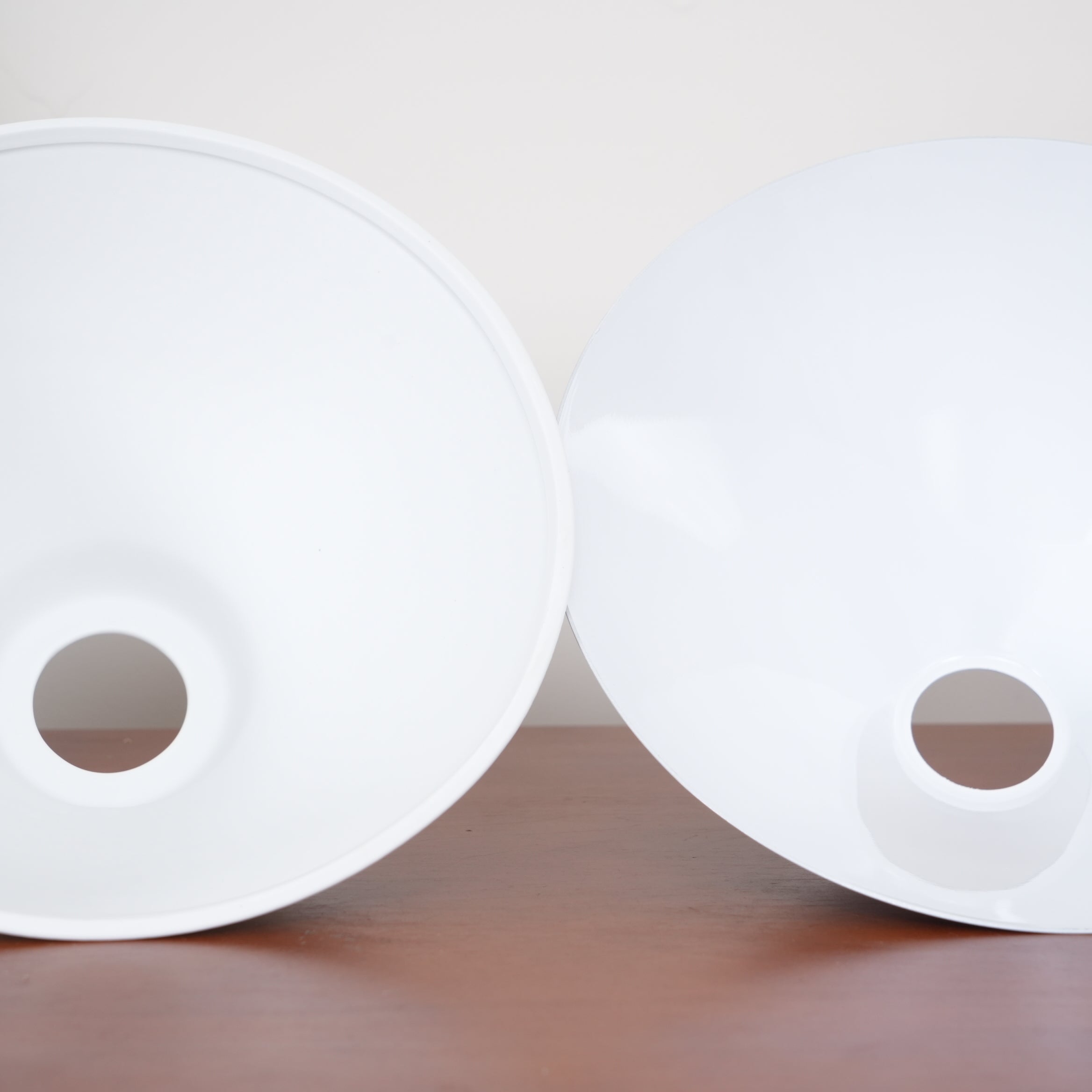 Luxe Design Hanglamp Met Witte Glazen Kappen Voor Eettafel En Keukeneiland In Messing Afwerking | Sansoti