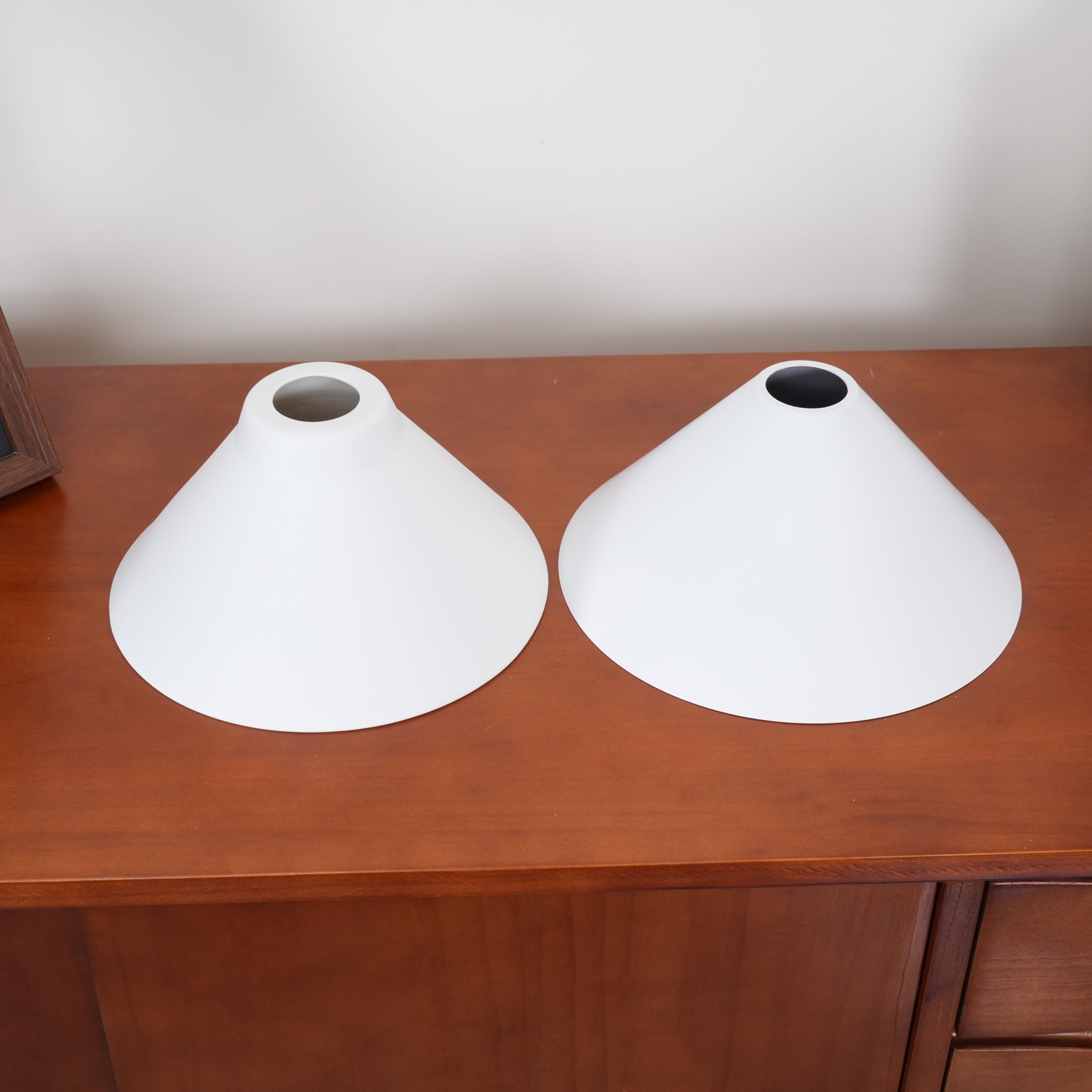 Luxe Design Hanglamp Met Witte Glazen Kappen Voor Eettafel En Keukeneiland In Messing Afwerking | Sansoti