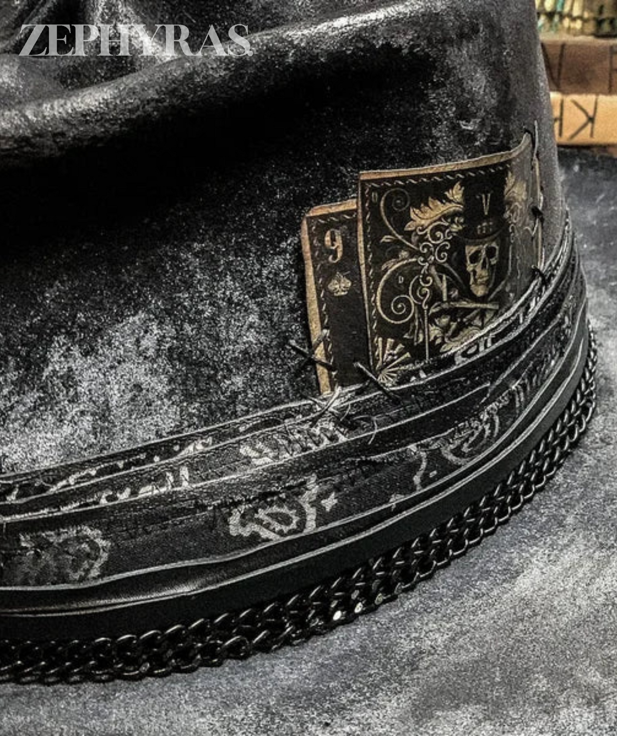 Vilten hoed met schedelmotief zwart handgemaakt festivalaccessoire rock gothic stijl uniek opvallend design | Sansoti