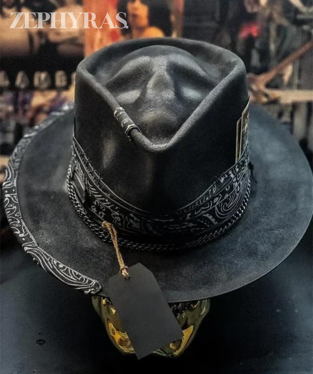Vilten hoed met schedelmotief zwart handgemaakt festivalaccessoire rock gothic stijl uniek opvallend design | Sansoti