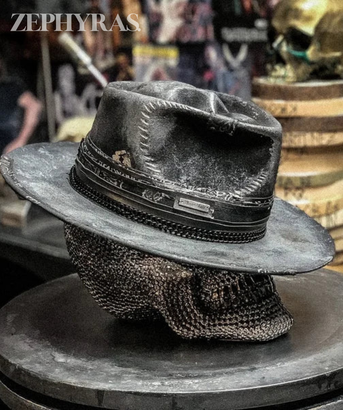 Vilten hoed met schedelmotief zwart handgemaakt festivalaccessoire rock gothic stijl uniek opvallend design | Sansoti