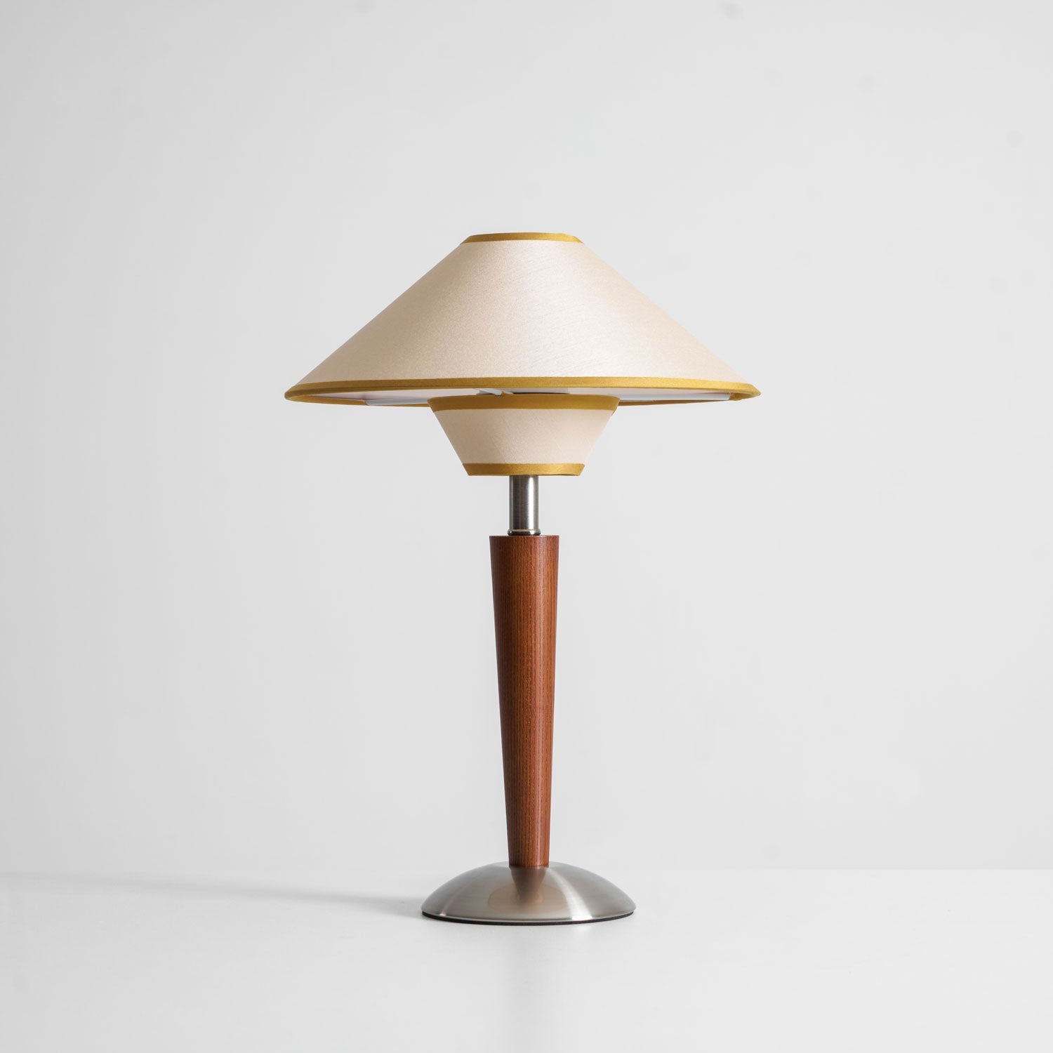 Houten Tafellamp met Stoffen Kap – Walnoot of Nikkel – Warm Modern Design – E26/E27 – Plug-in met Schakelaar | Sansoti