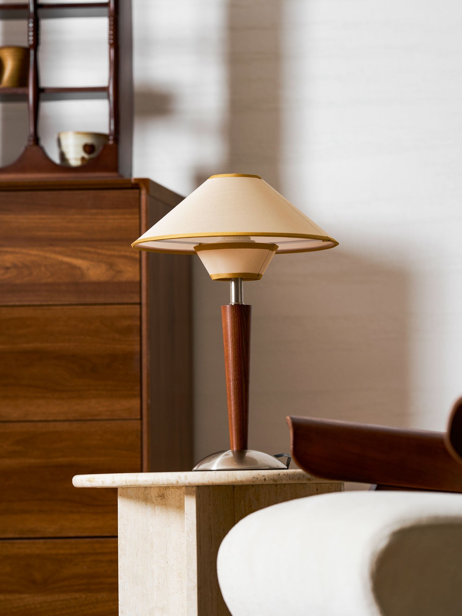 Houten Tafellamp met Stoffen Kap – Walnoot of Nikkel – Warm Modern Design – E26/E27 – Plug-in met Schakelaar | Sansoti