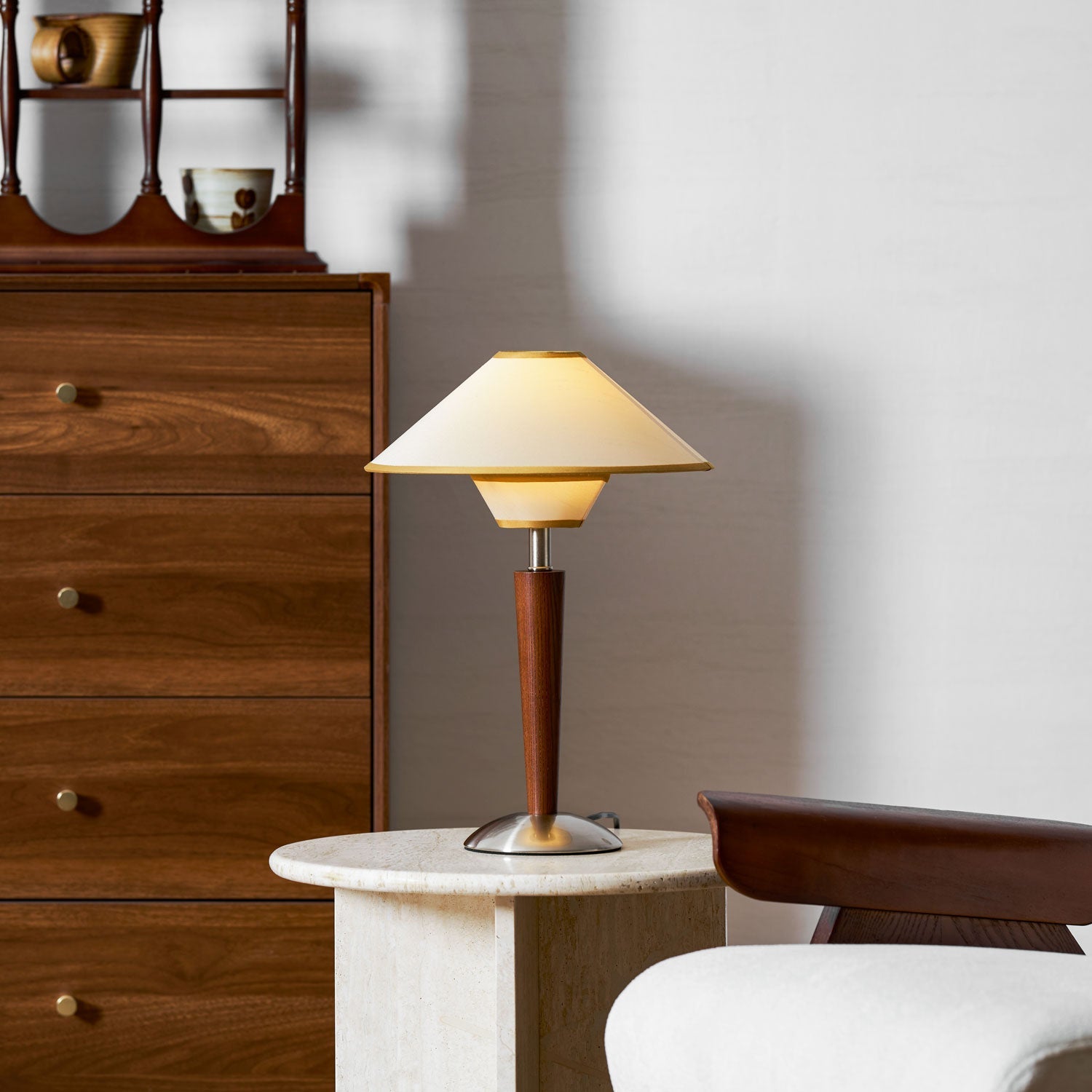 Houten Tafellamp met Stoffen Kap – Walnoot of Nikkel – Warm Modern Design – E26/E27 – Plug-in met Schakelaar | Sansoti