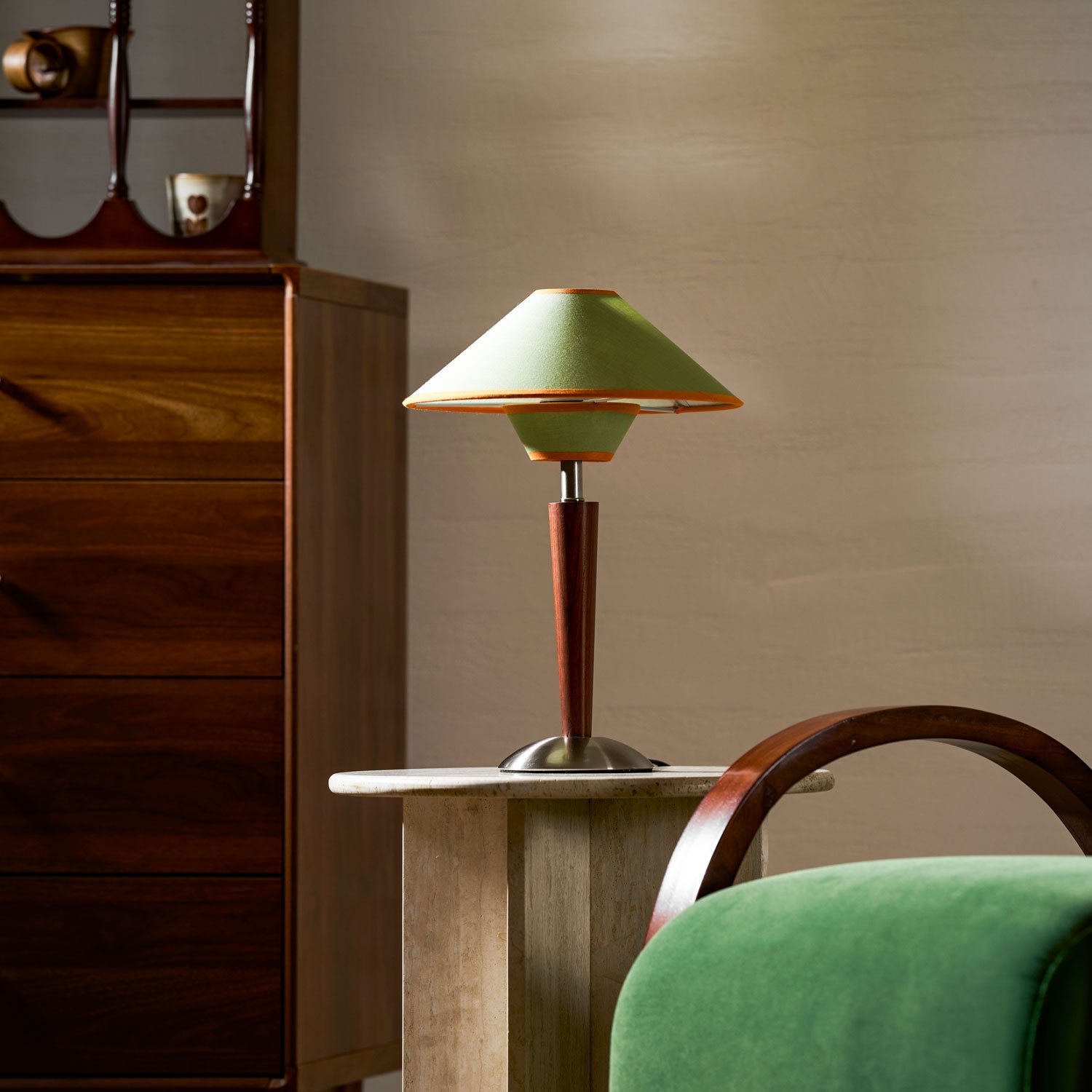 Houten Tafellamp met Stoffen Kap – Walnoot of Nikkel – Warm Modern Design – E26/E27 – Plug-in met Schakelaar | Sansoti