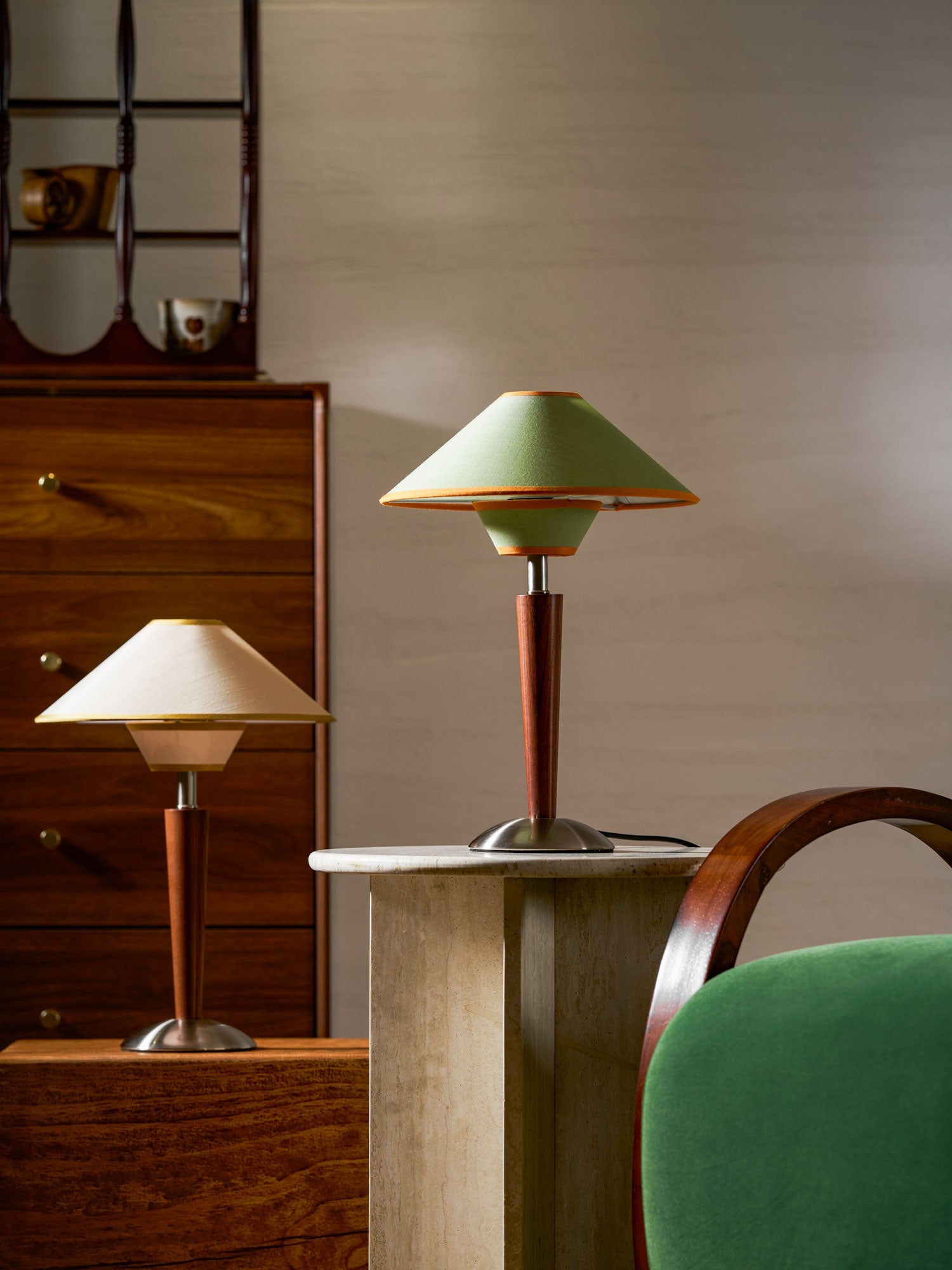 Houten Tafellamp met Stoffen Kap – Walnoot of Nikkel – Warm Modern Design – E26/E27 – Plug-in met Schakelaar | Sansoti