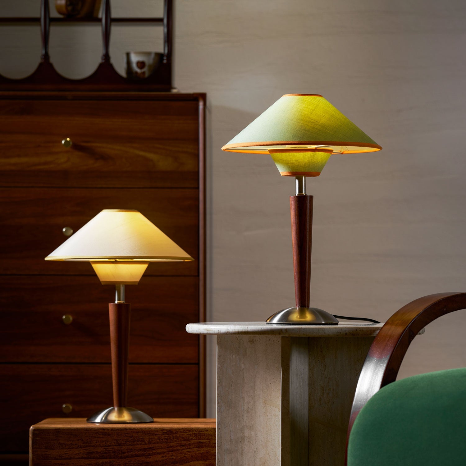 Houten Tafellamp met Stoffen Kap – Walnoot of Nikkel – Warm Modern Design – E26/E27 – Plug-in met Schakelaar | Sansoti