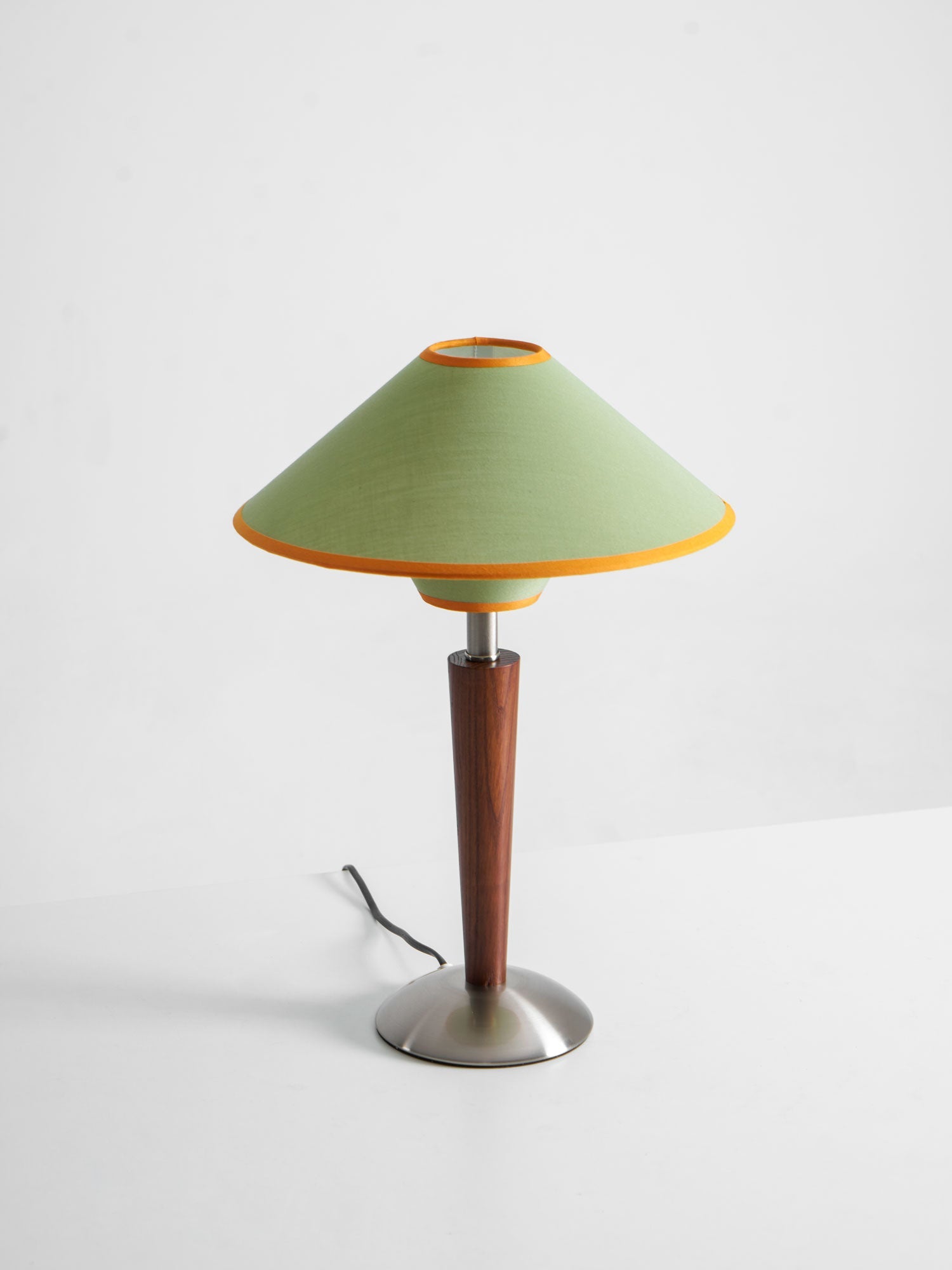 Houten Tafellamp met Stoffen Kap – Walnoot of Nikkel – Warm Modern Design – E26/E27 – Plug-in met Schakelaar | Sansoti