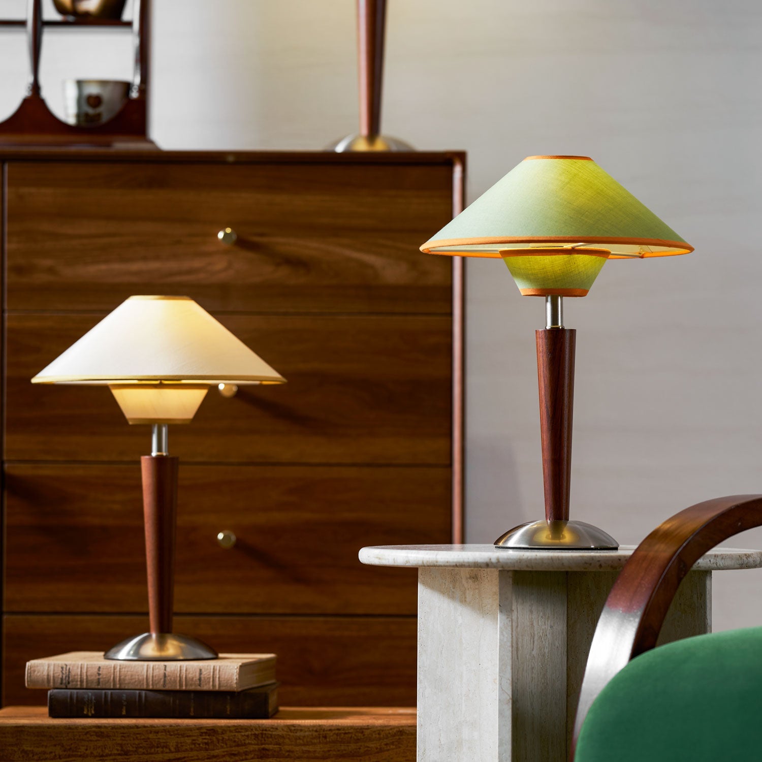 Houten Tafellamp met Stoffen Kap – Walnoot of Nikkel – Warm Modern Design – E26/E27 – Plug-in met Schakelaar | Sansoti