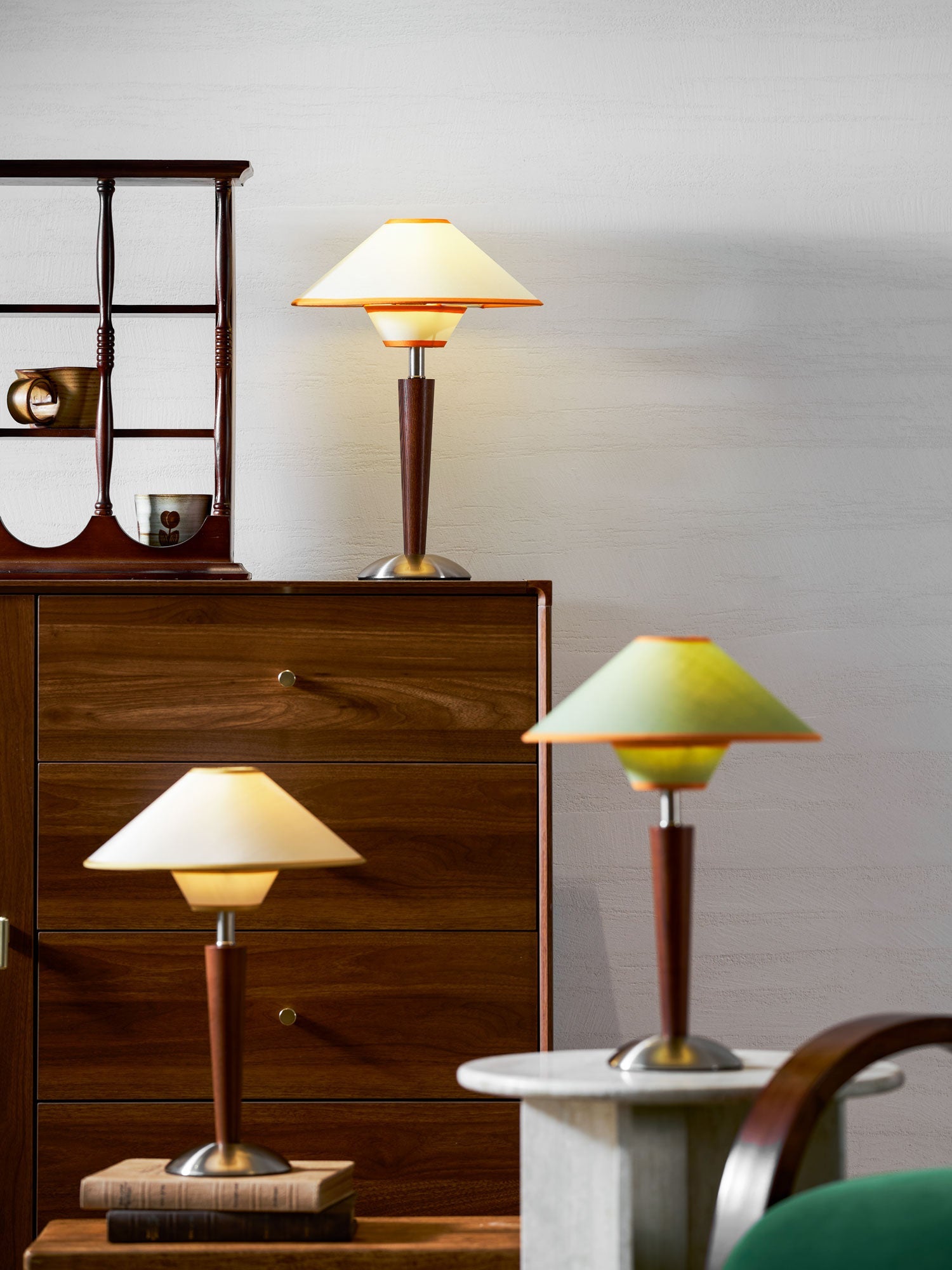 Houten Tafellamp met Stoffen Kap – Walnoot of Nikkel – Warm Modern Design – E26/E27 – Plug-in met Schakelaar | Sansoti